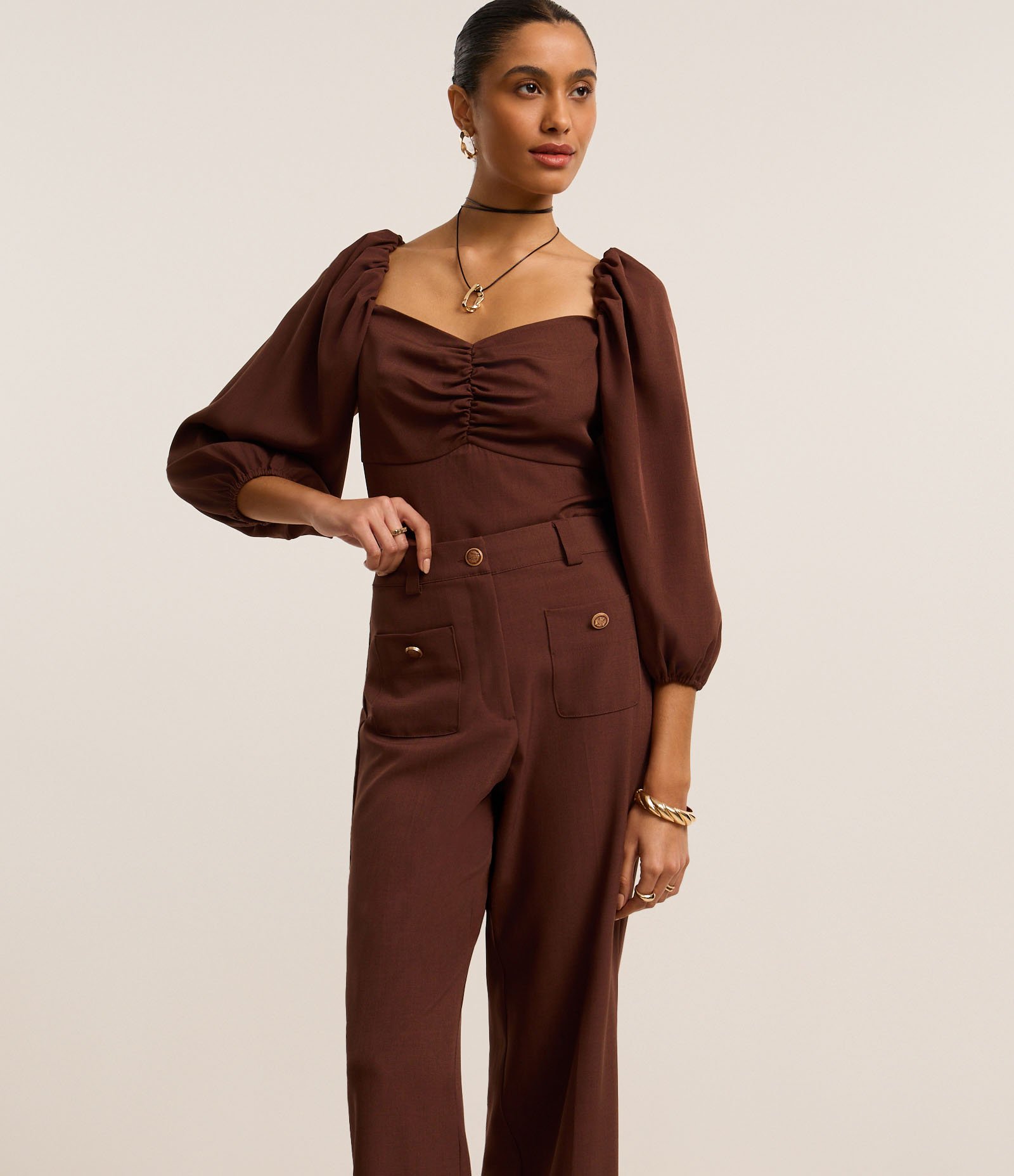 Calça Reta Alfaiatada Cintura Alta com Botões de Brasão Marrom 2