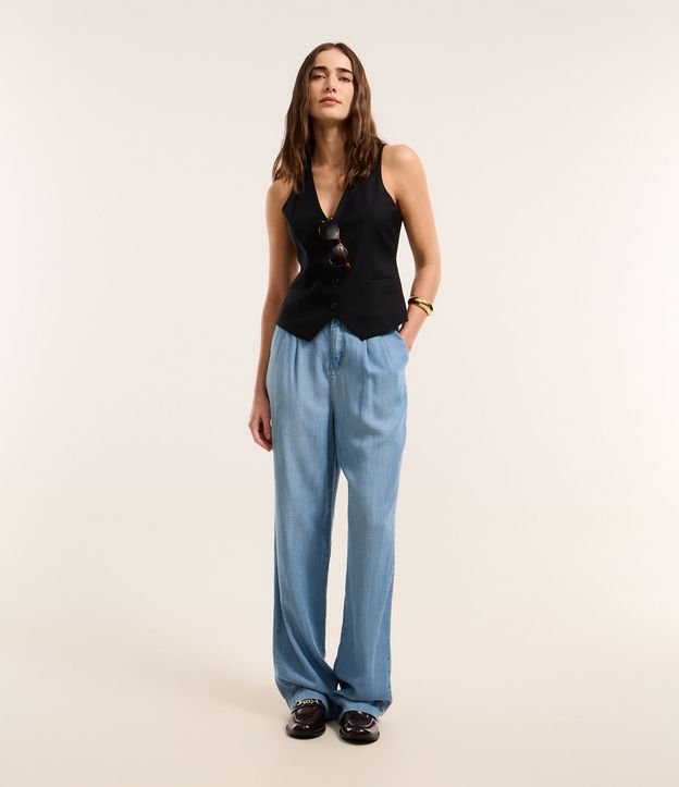 Calça Pantalona em Jeans com Pregas