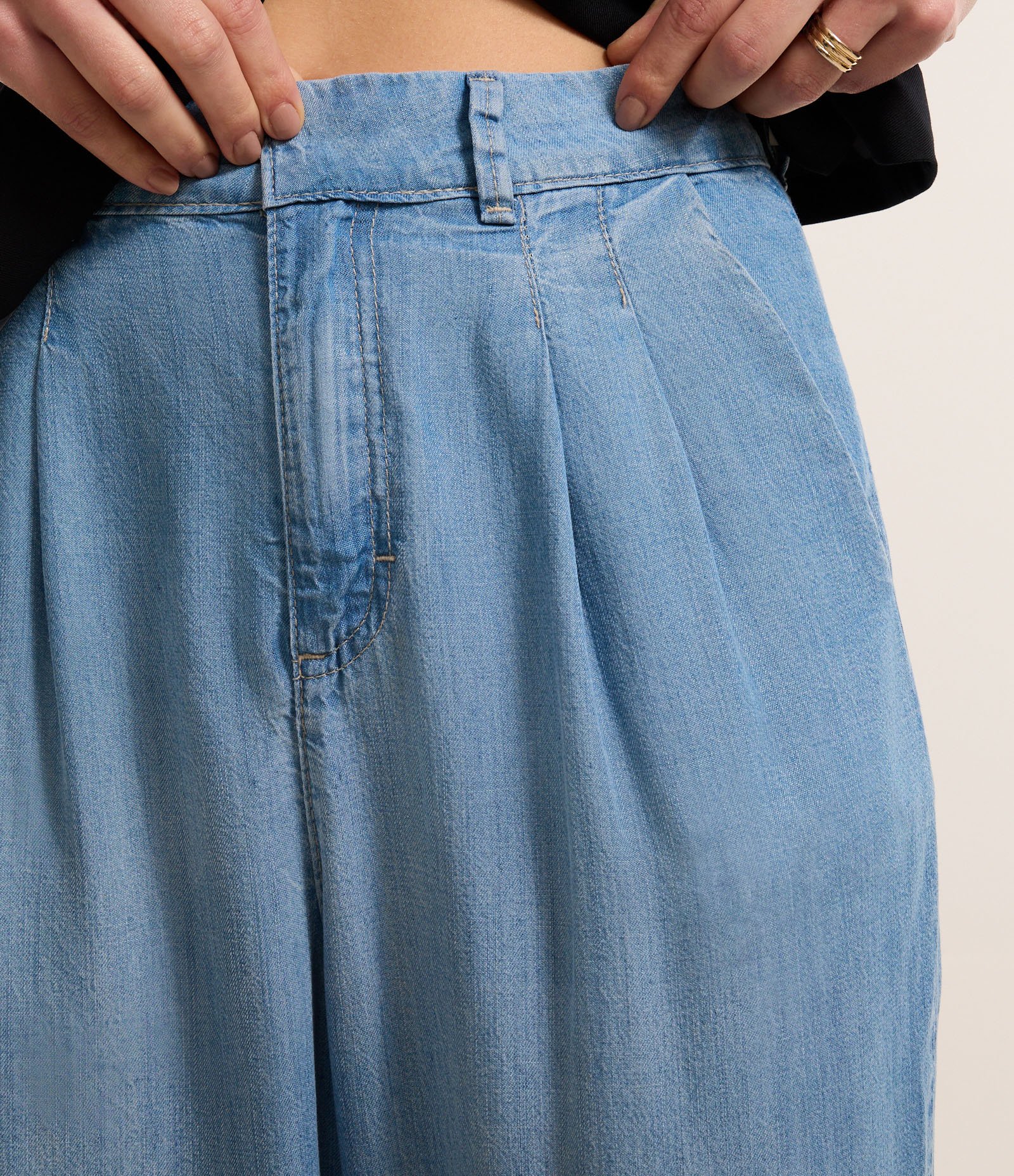 Calça Pantalona em Jeans com Pregas Azul 4