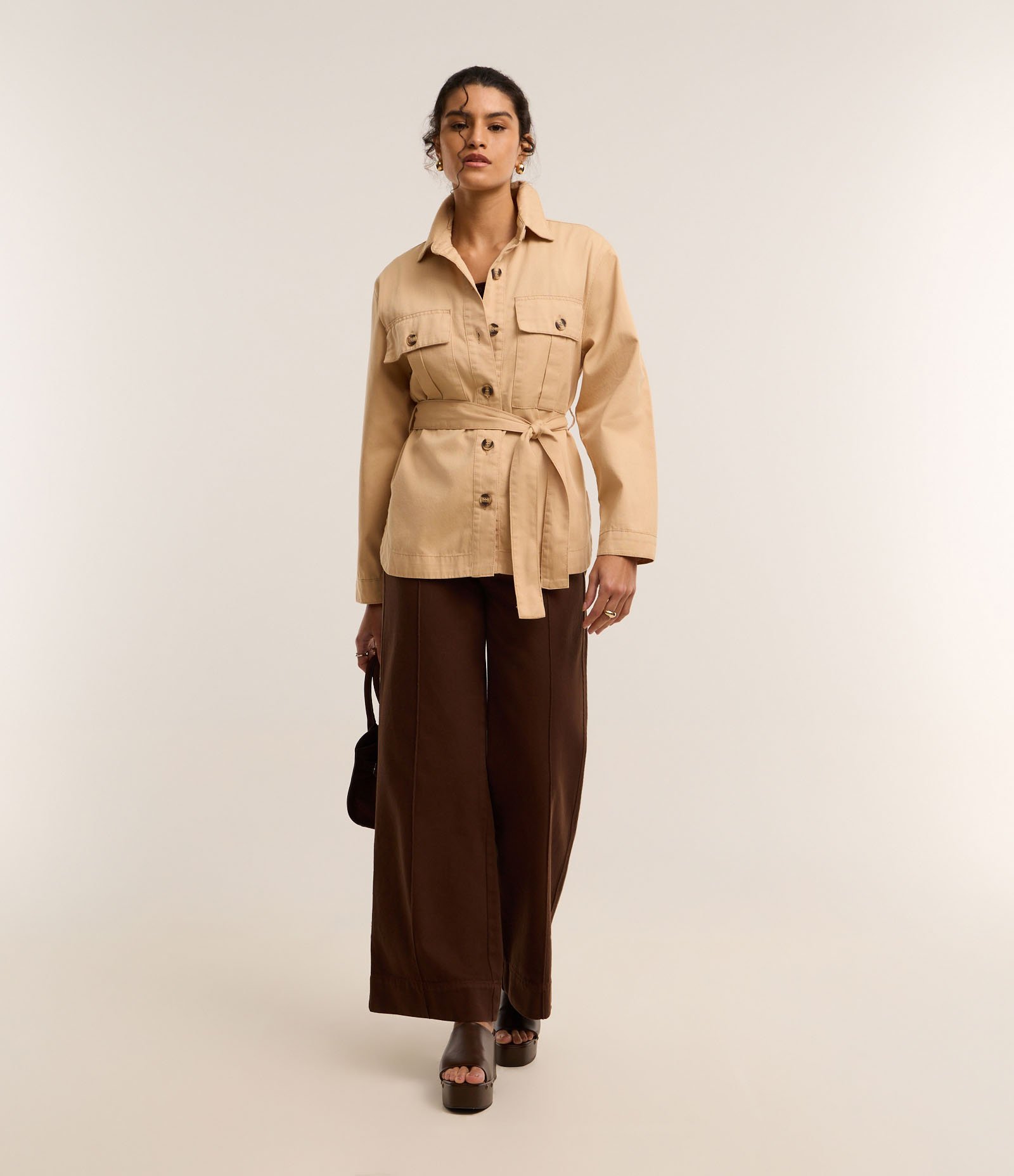 Jaqueta Trench Coat em Sarja com Bolsos e Amarração na Cintura Bege 2