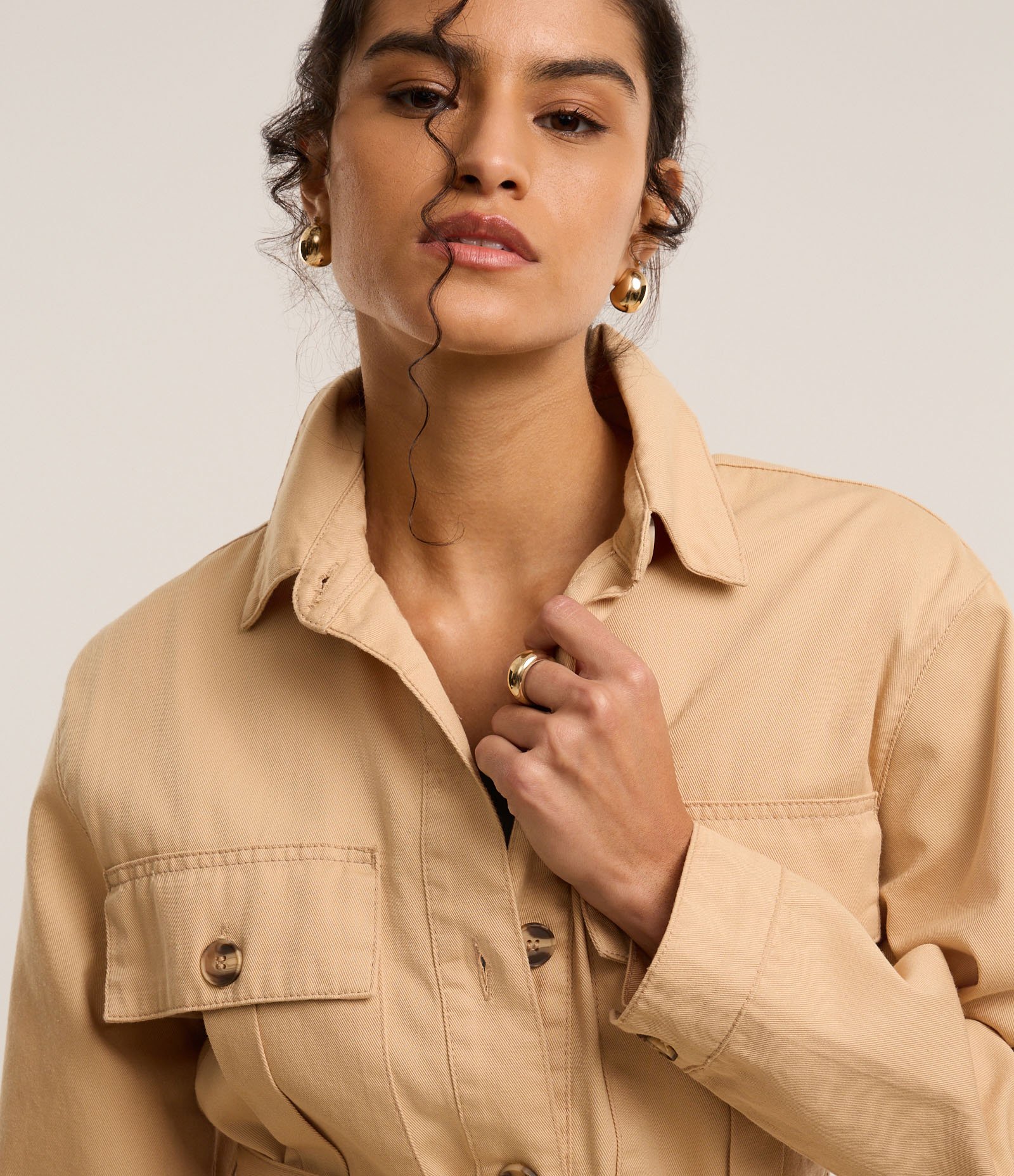 Jaqueta Trench Coat em Sarja com Bolsos e Amarração na Cintura Bege 3