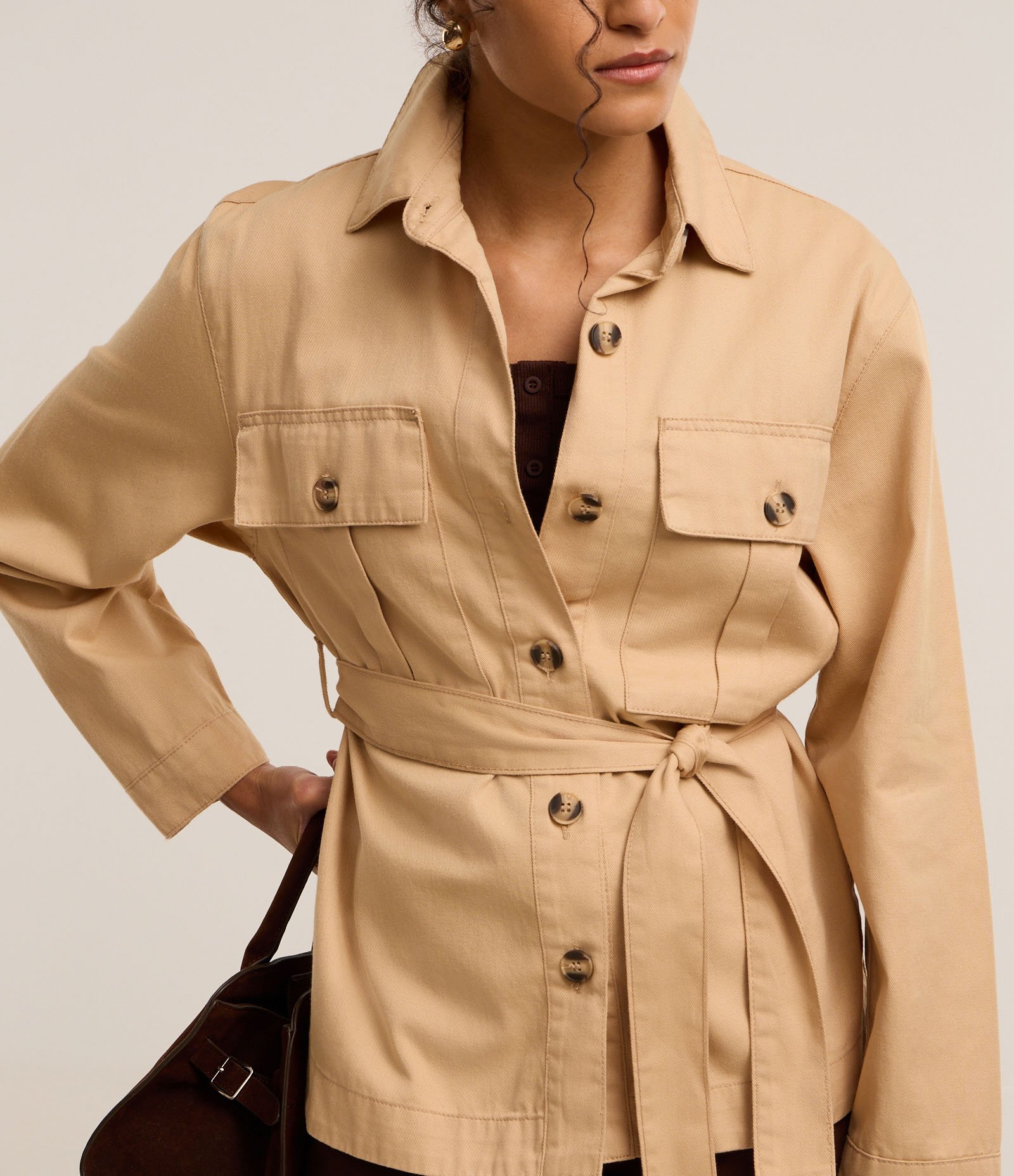 Jaqueta Trench Coat em Sarja com Bolsos e Amarração na Cintura Bege 4