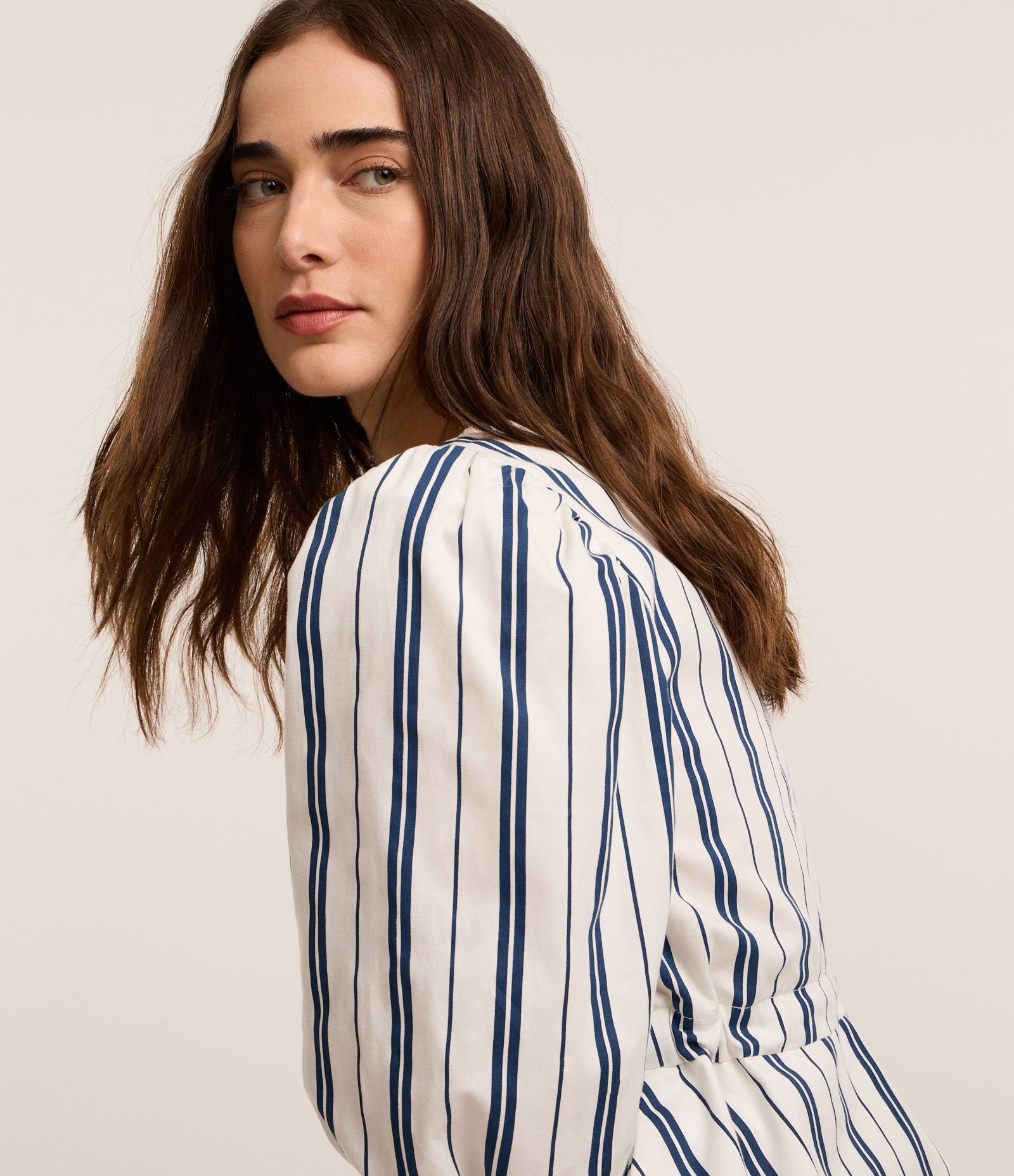 Blusa em Sarja com Manga Bufante com Amarração na Cintura Branco 4
