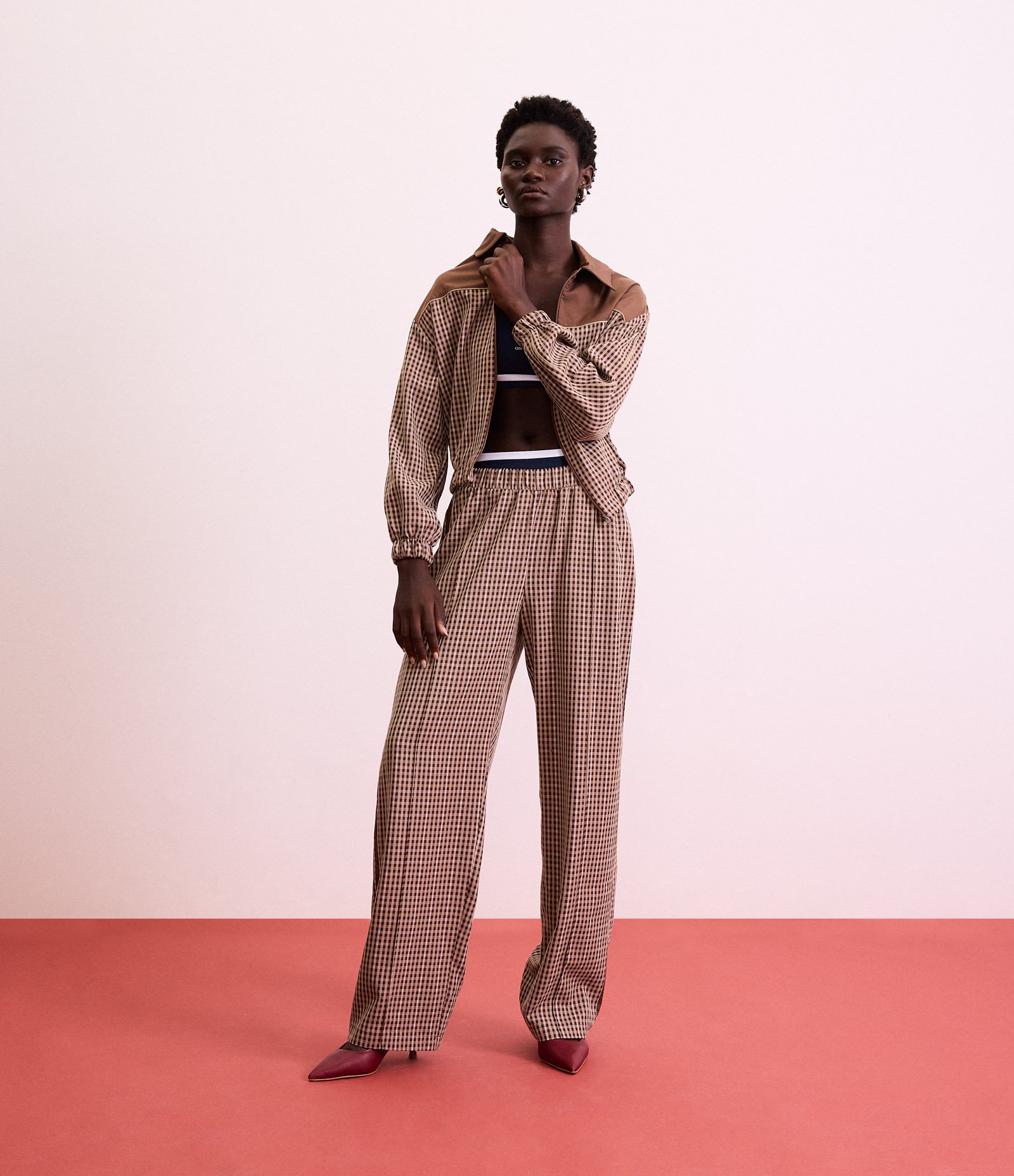 Calça Reta em Alfaiataria Xadrez e Detalhe Contrastante na lateral Marrom 1