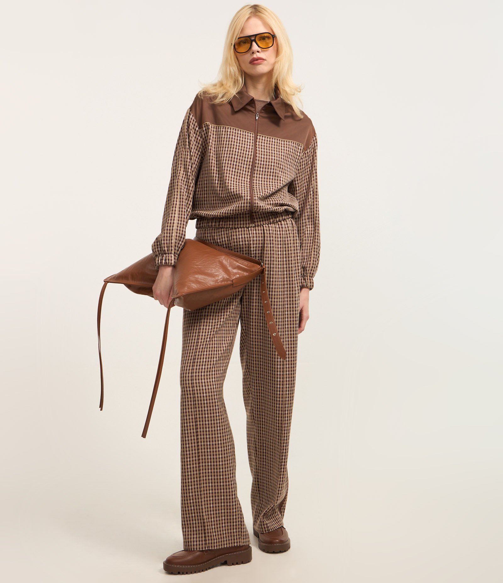 Calça Reta em Alfaiataria Xadrez e Detalhe Contrastante na lateral Marrom 3