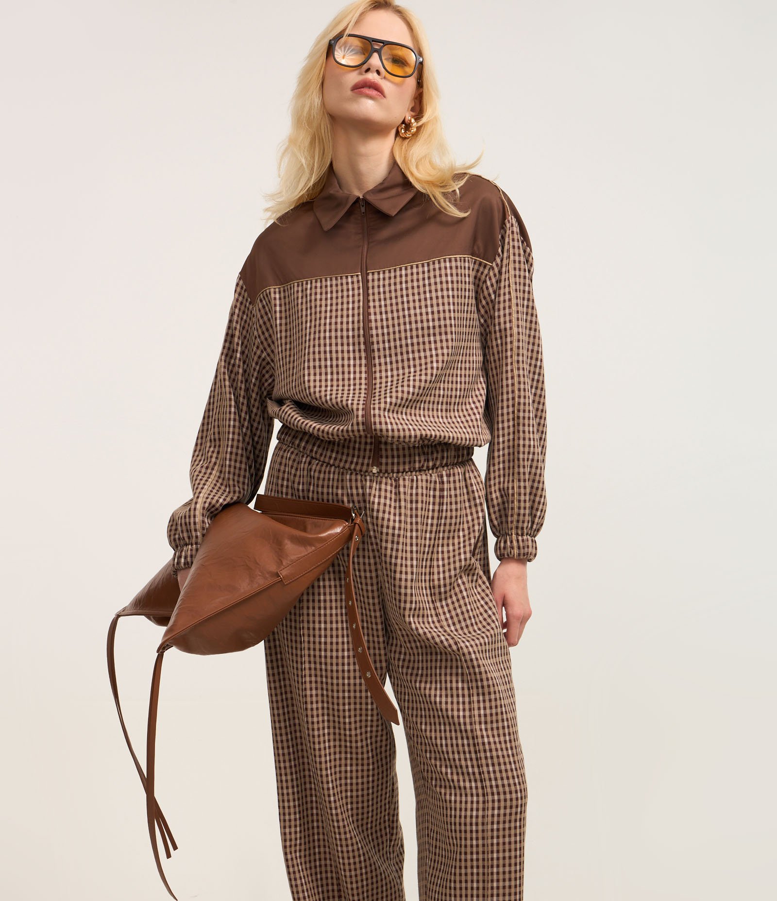 Calça Reta em Alfaiataria Xadrez e Detalhe Contrastante na lateral Marrom 4