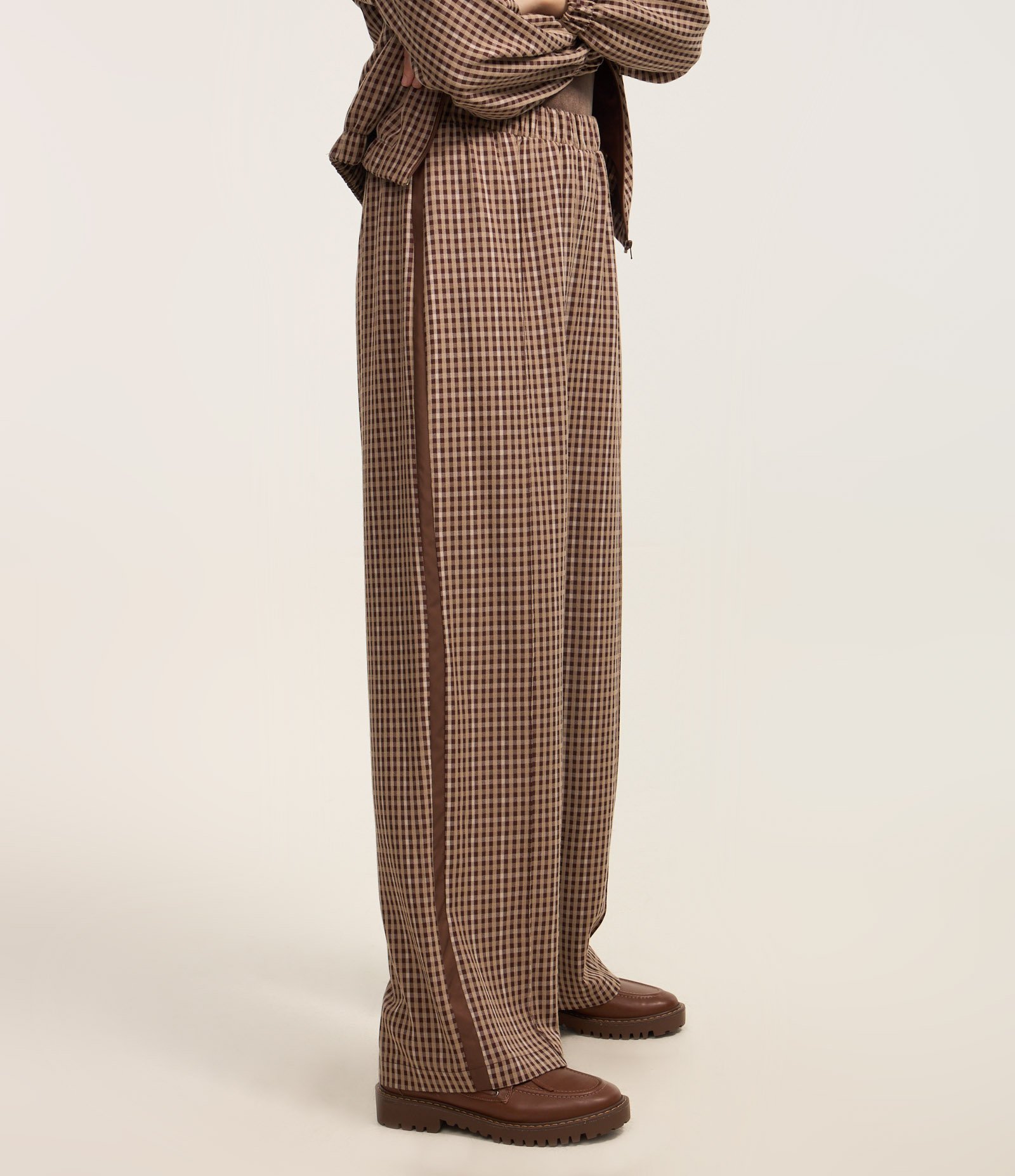 Calça Reta em Alfaiataria Xadrez e Detalhe Contrastante na lateral Marrom 5