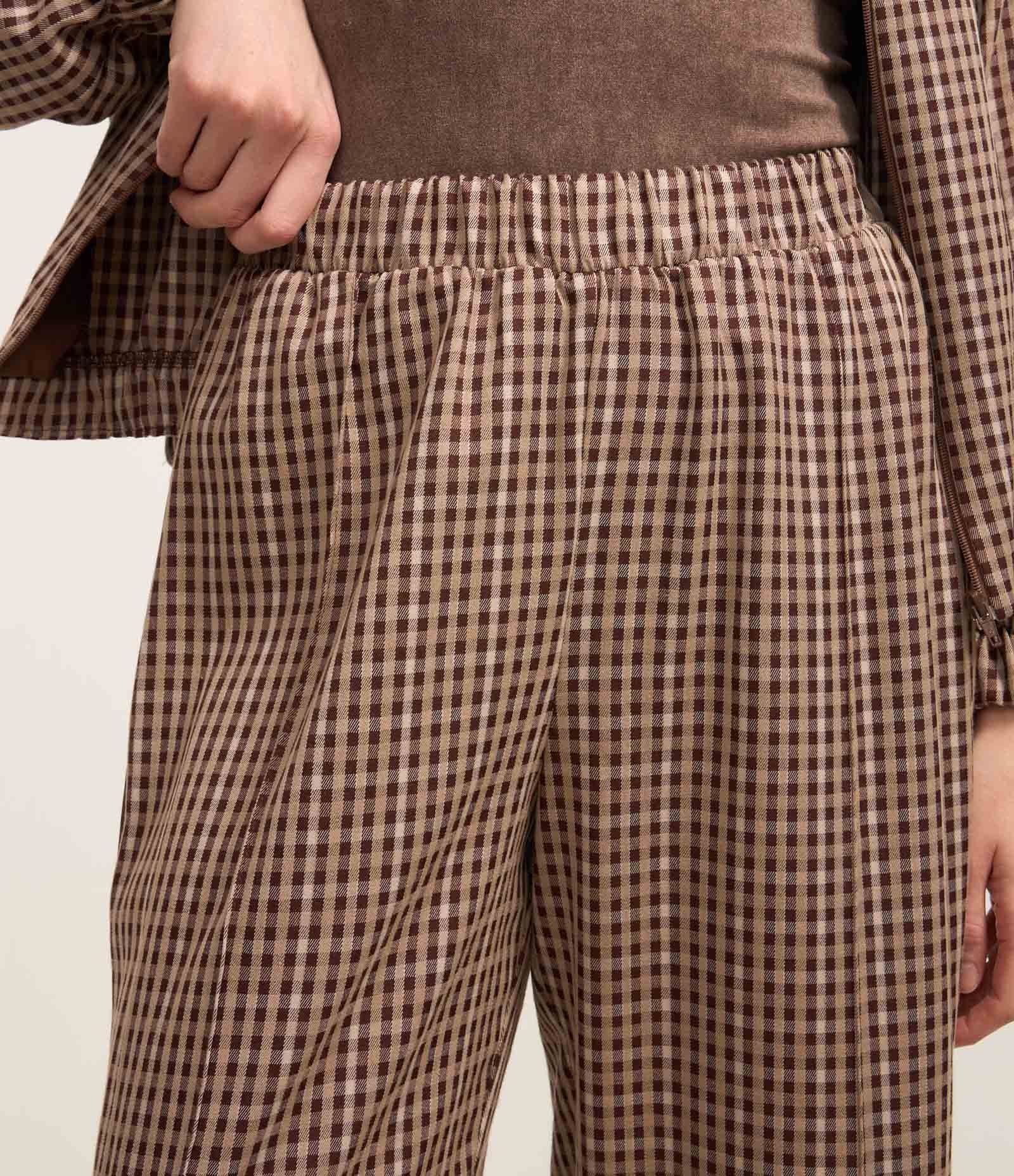 Calça Reta em Alfaiataria Xadrez e Detalhe Contrastante na lateral Marrom 6
