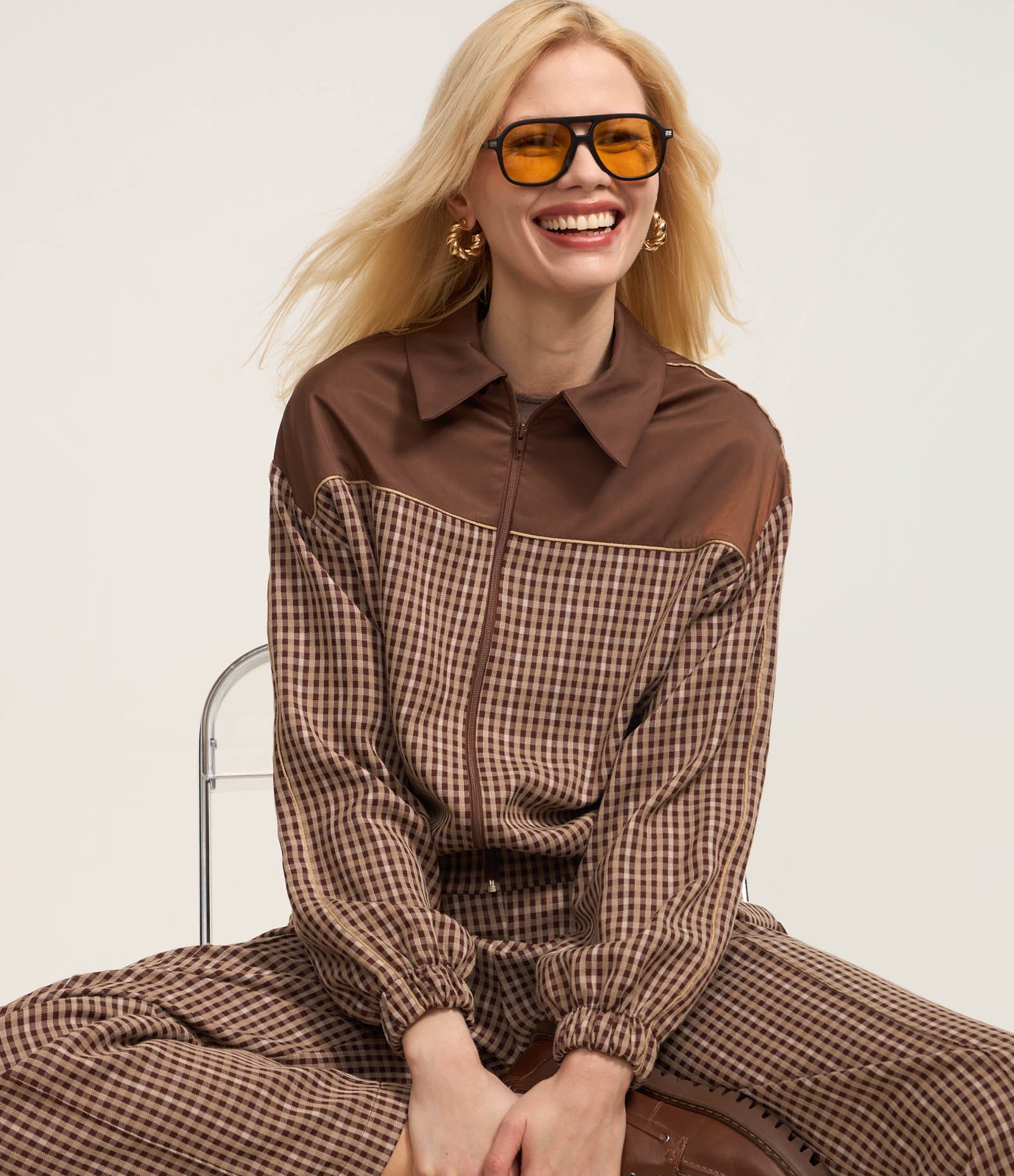 Calça Reta em Alfaiataria Xadrez e Detalhe Contrastante na lateral Marrom 7