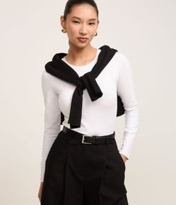 Blusa em Algodão com Gola Redonda