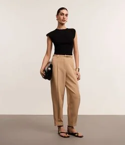 Calça Cenoura Alfaiatada com Cinto Fino de Fivela Forrada