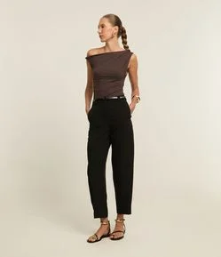 Calça Cenoura Alfaiatada com Cinto Fino de Fivela Forrada