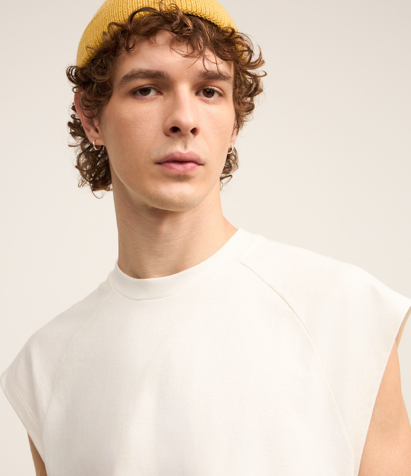 Regata Boxy em Malhão com Gola Raglan Branco 3