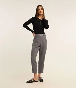 Calça Cenoura Alfaiatada Cintura Alta com Cinto e Fivela Metalizada