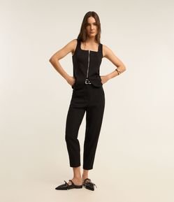 Calça Cenoura Alfaiatada Cintura Alta com Cinto e Fivela Metalizada