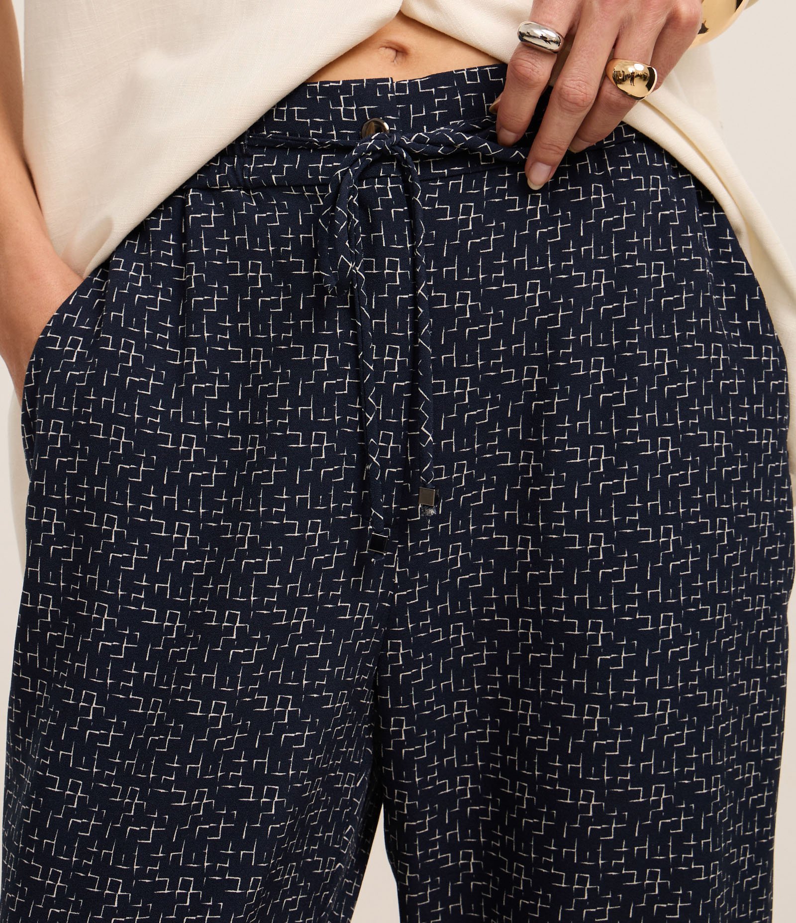 Calça Fluida Cintura Alta em Crepe com Estampa Geométrica Azul Escuro 4