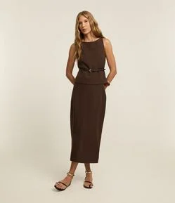 Saia Midi Alfaiatada com Cinto de Fivela Redonda e Fenda nas Costas