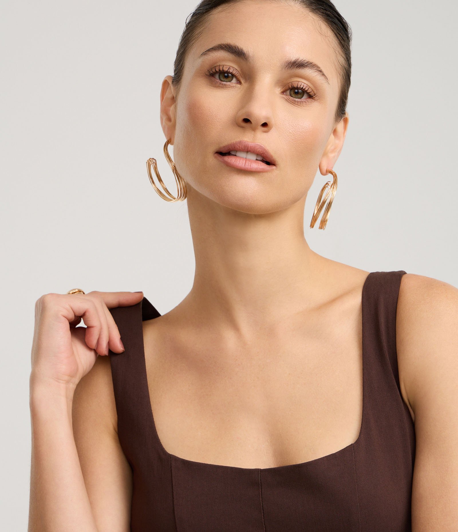 Vestido Evasê Midi em Viscose com Decote Quadrado e Recortes Marrom 4