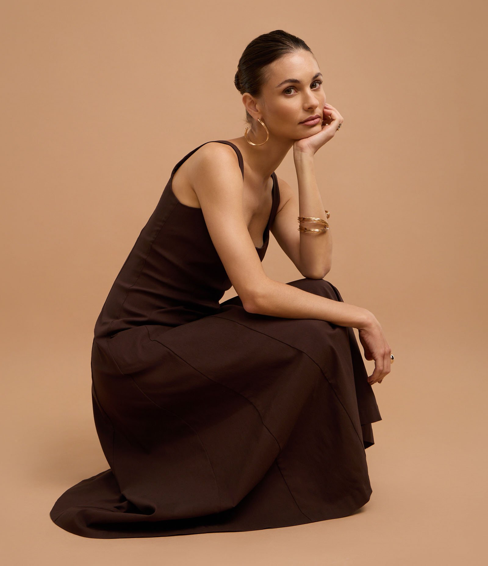 Vestido Evasê Midi em Viscose com Decote Quadrado e Recortes Marrom 5