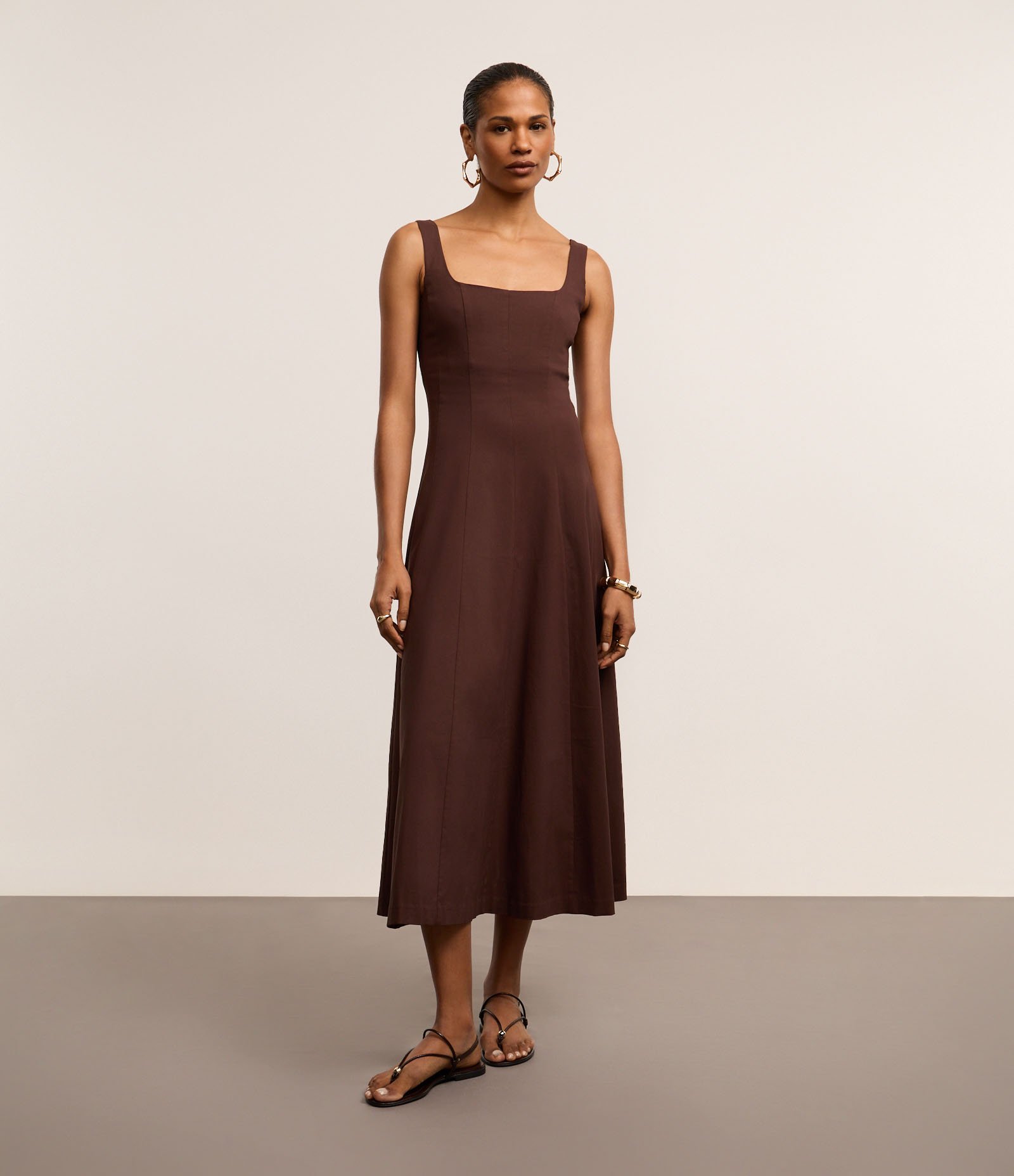 Vestido Evasê Midi em Viscose com Decote Quadrado e Recortes Marrom 2