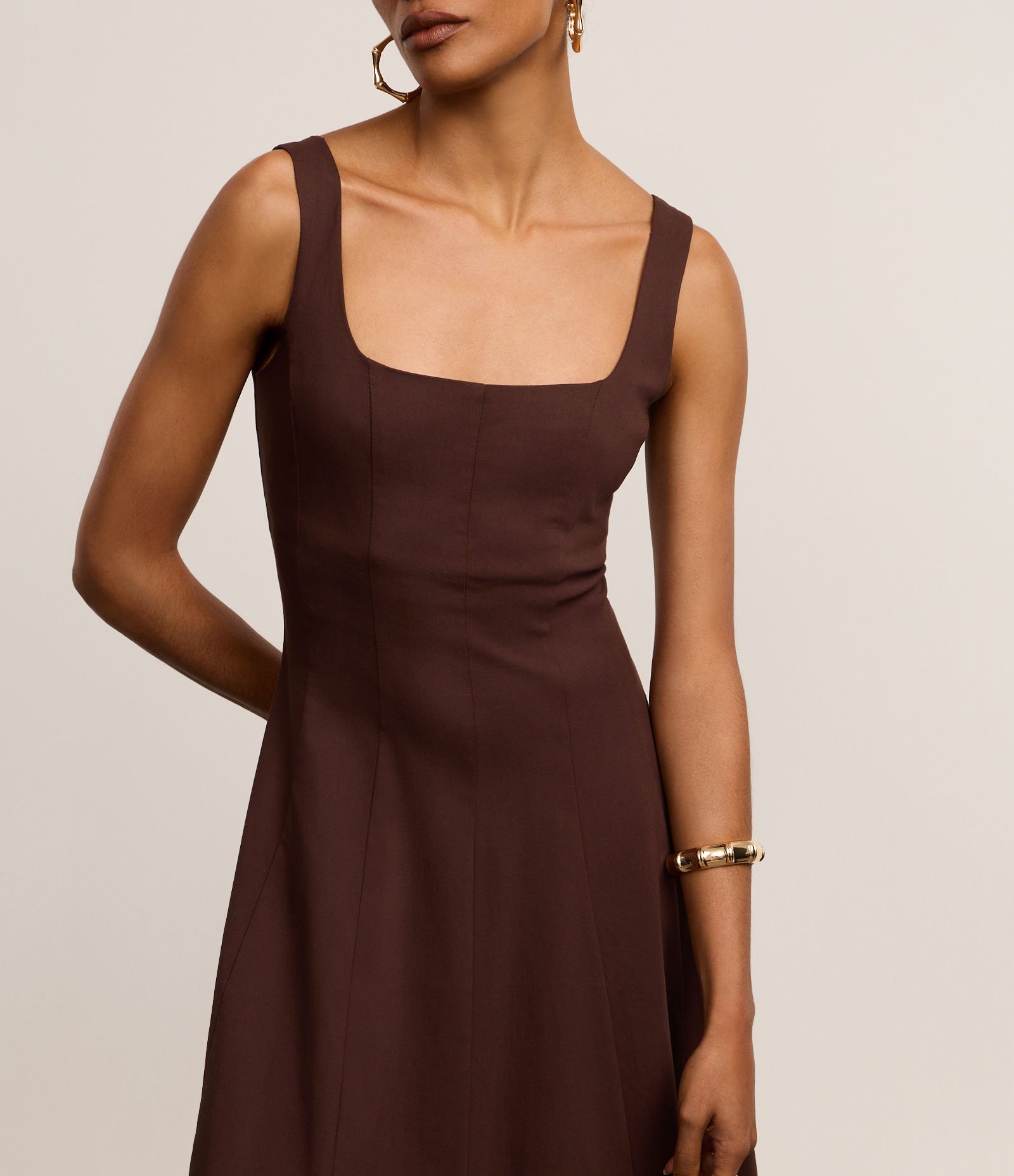 Vestido Evasê Midi em Viscose com Decote Quadrado e Recortes Marrom 4