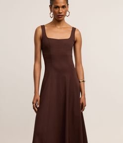 Vestido Evasê Midi em Viscose com Decote Quadrado e Recortes