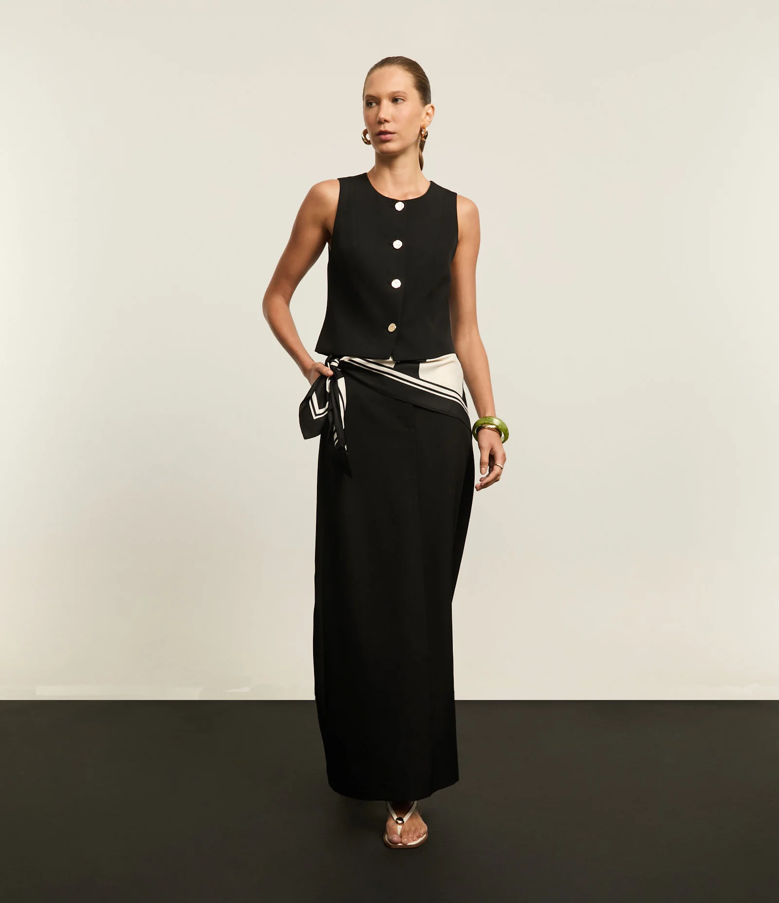 Saia Lápis Midi Alfaiatada com Transpasse no Cós e Pences Preto 1