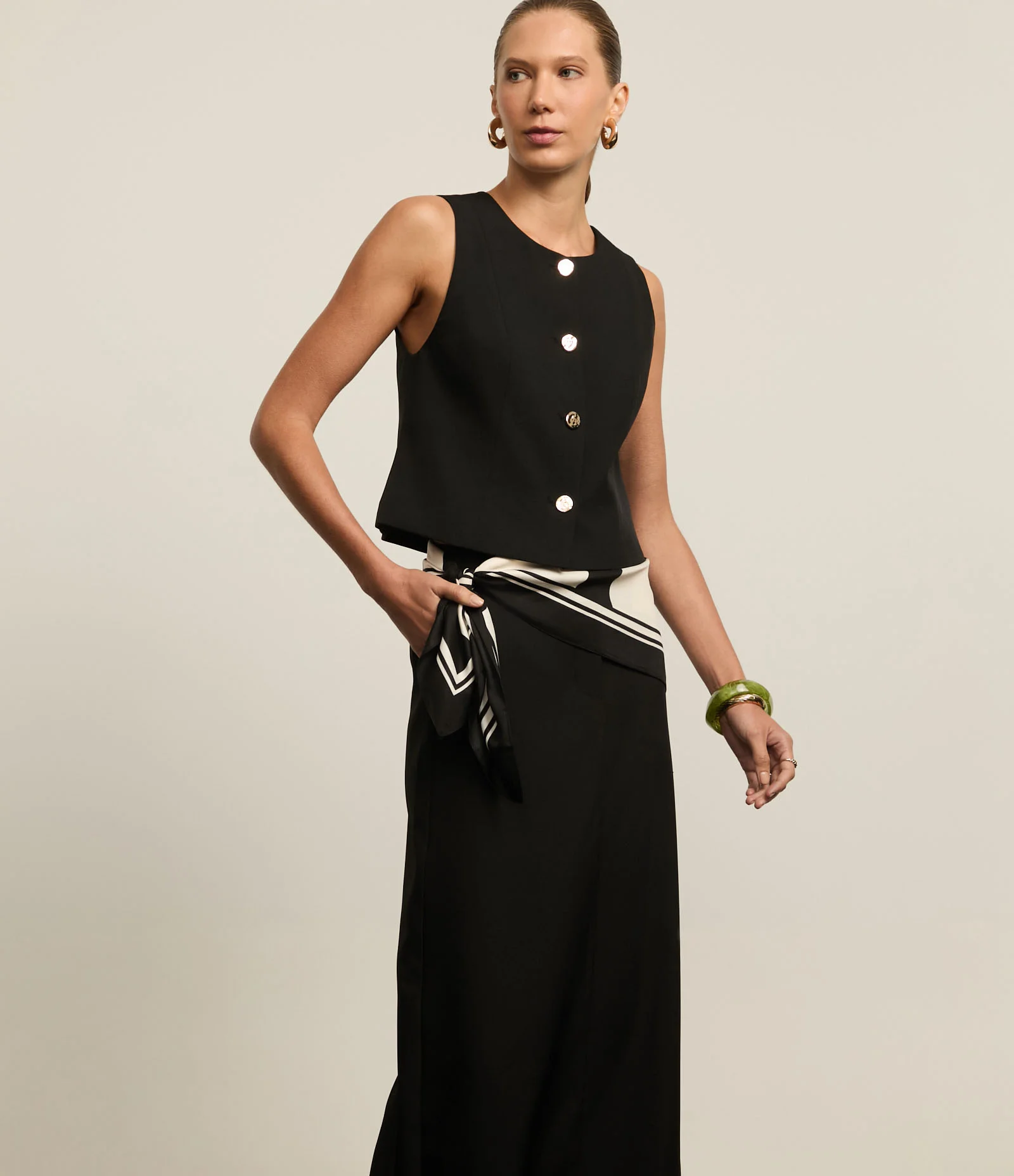 Saia Lápis Midi Alfaiatada com Transpasse no Cós e Pences Preto 2