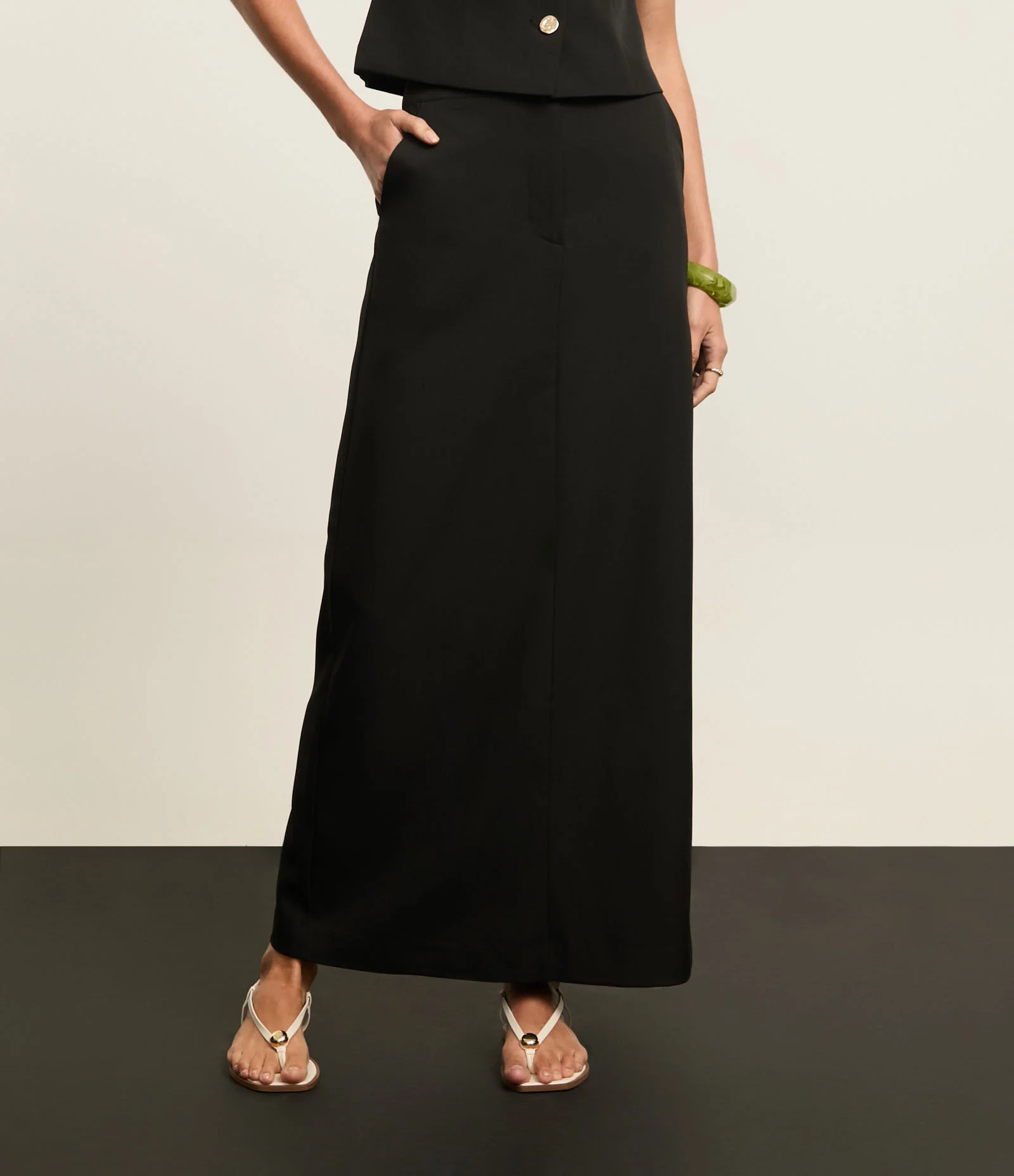 Saia Lápis Midi Alfaiatada com Transpasse no Cós e Pences Preto 3