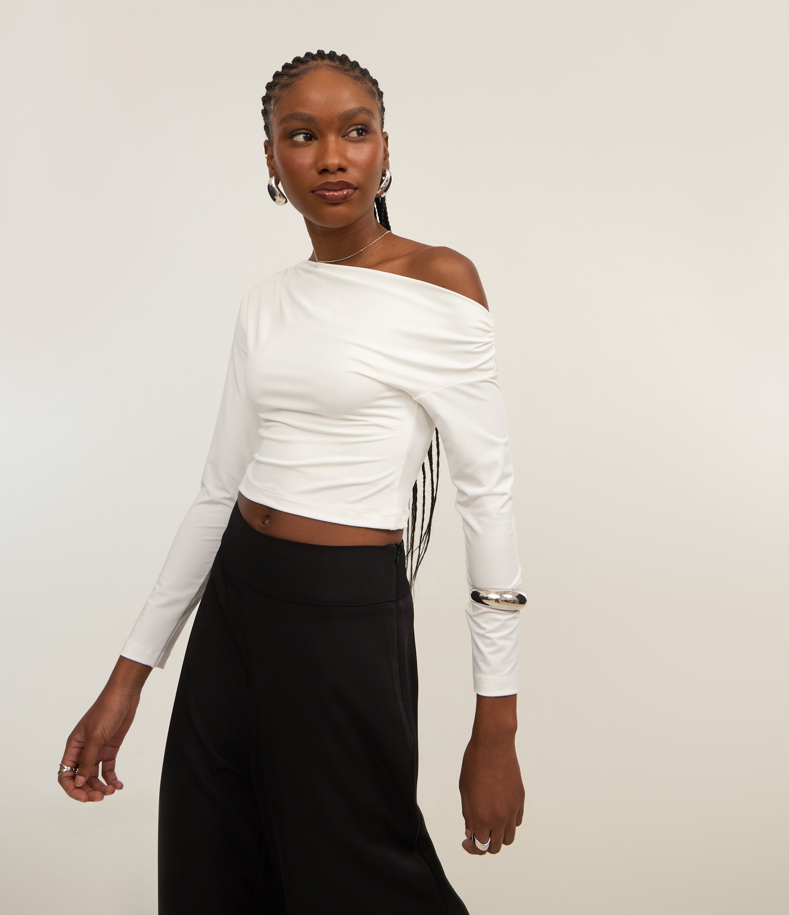 Blusa Curta com Decote Canoa e Manga Longa Branco 1