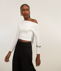 Blusa Curta com Decote Canoa e Manga Longa