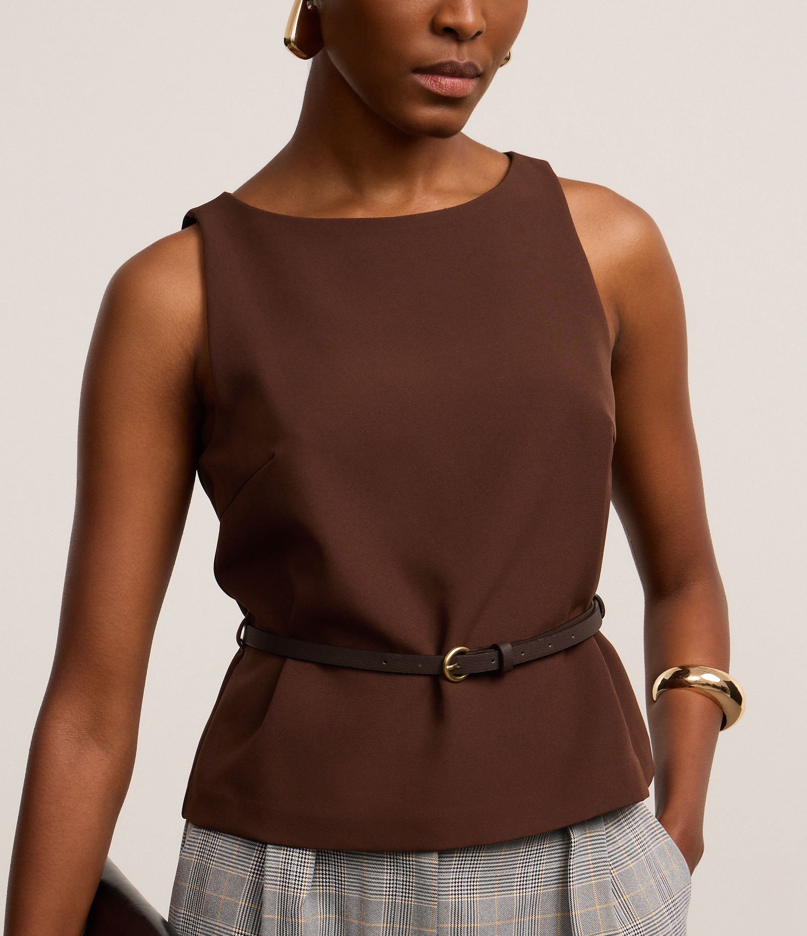 Blusa Alfaiatada com Cinto de Fivela Redonda Marrom 5