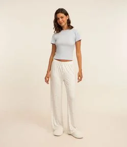 Pijama Longo em Ribana com Estampa Floral e Detalhe de Flor na Gola