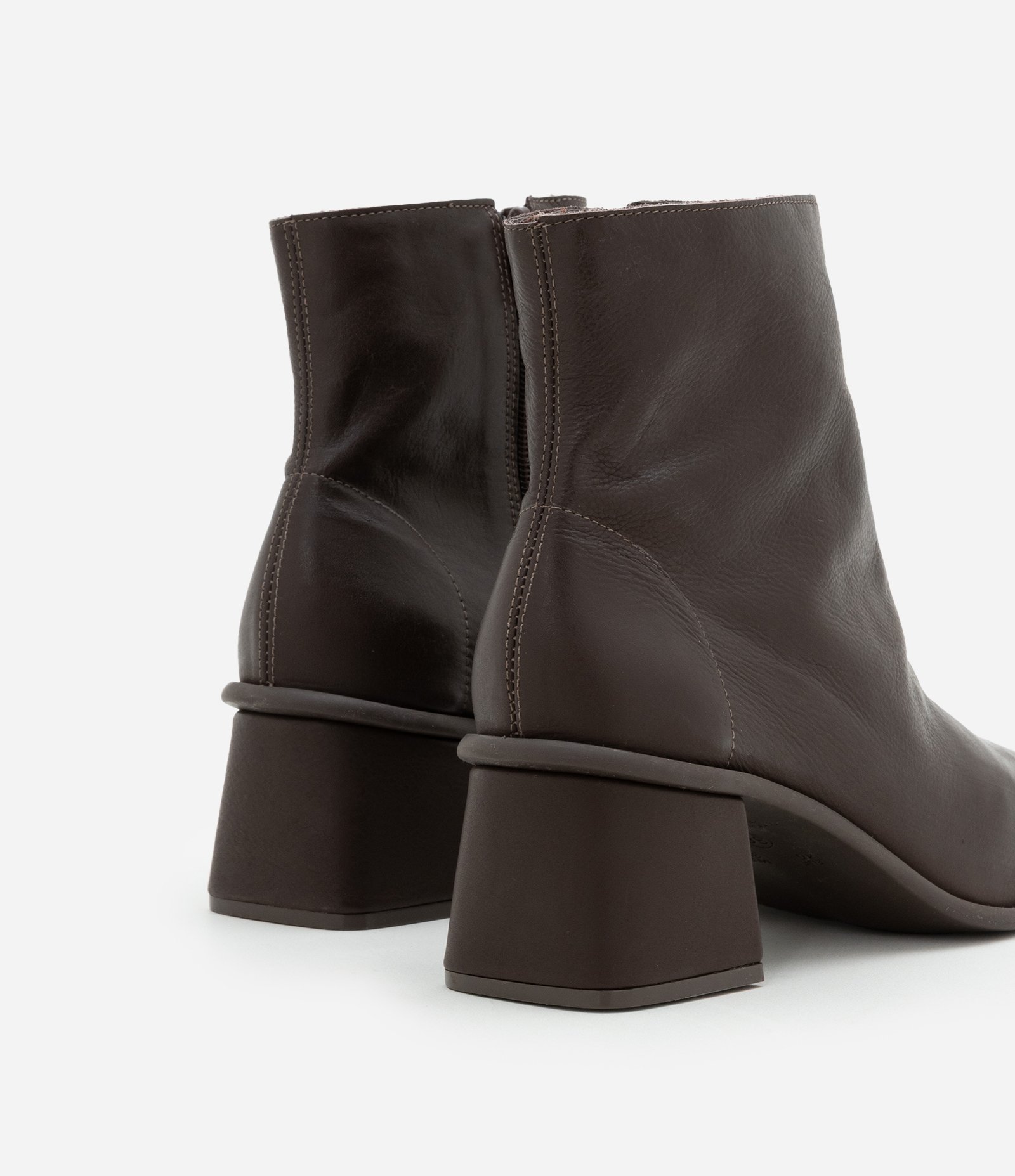 Bota Cano Médio em Couro com Bico Quadrado e Salto Bloco Marrom 4