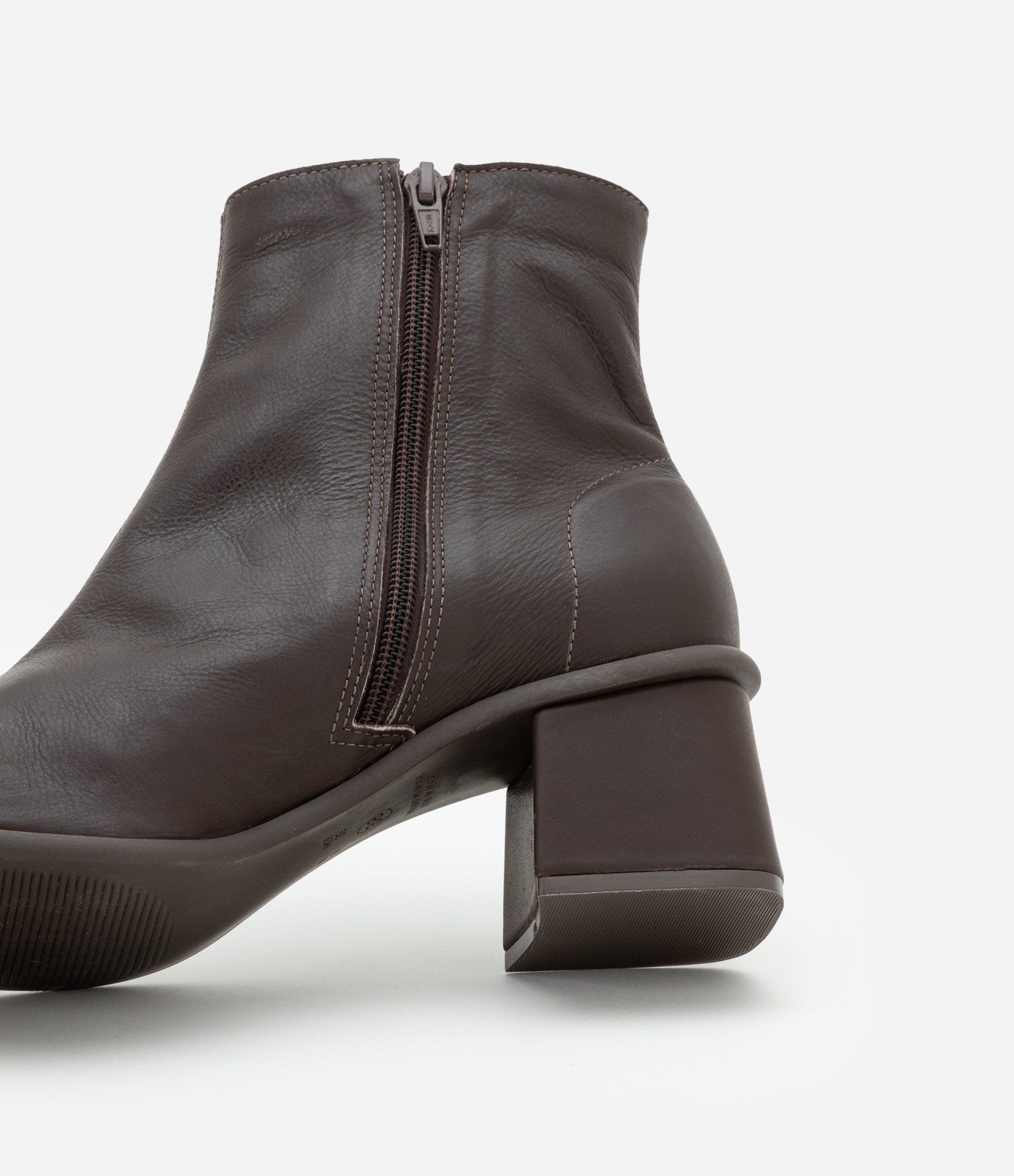 Bota Cano Médio em Couro com Bico Quadrado e Salto Bloco Marrom 6