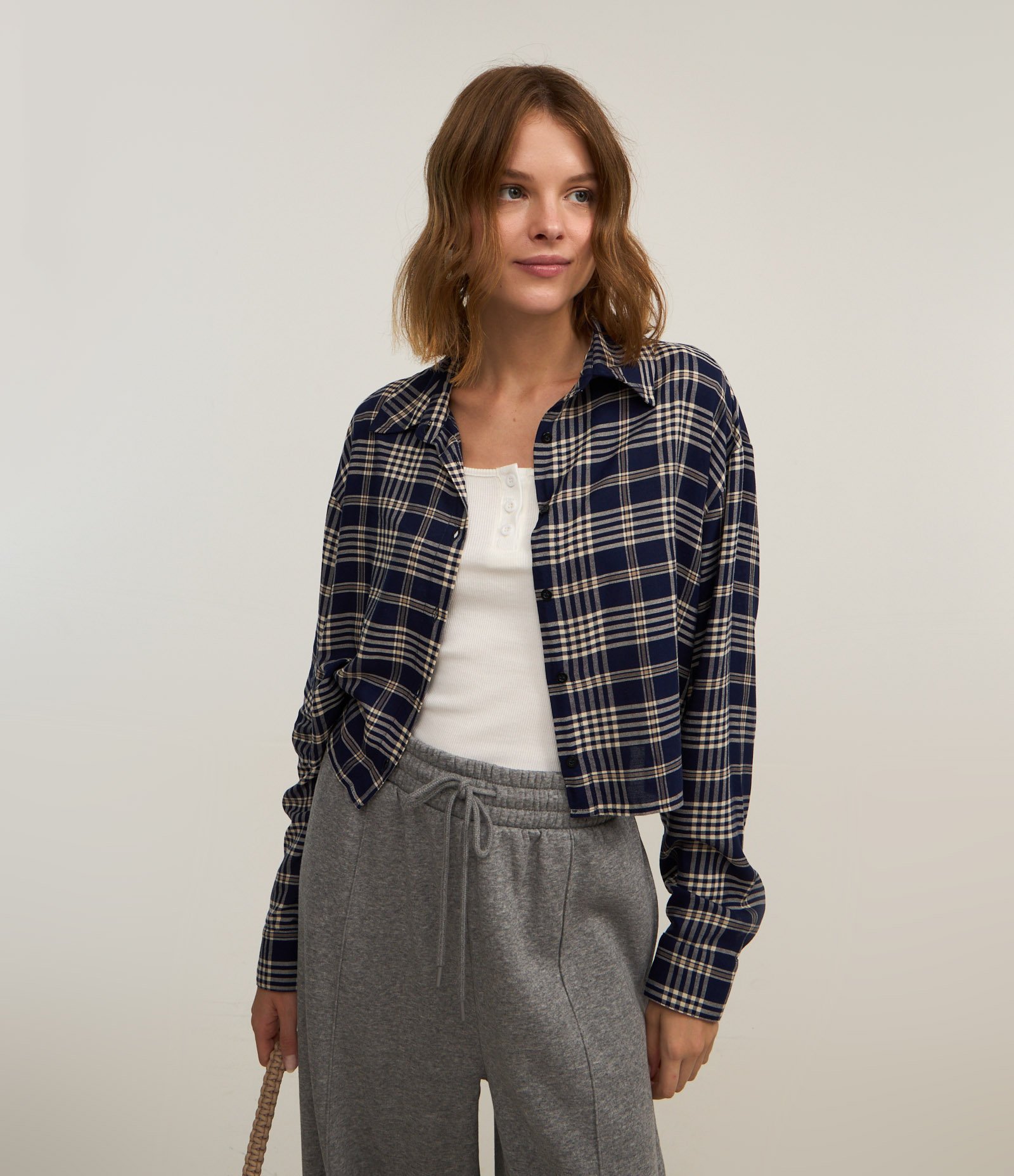 Camisa Cropped em Chalis com Estampa Xadrez Azul 1