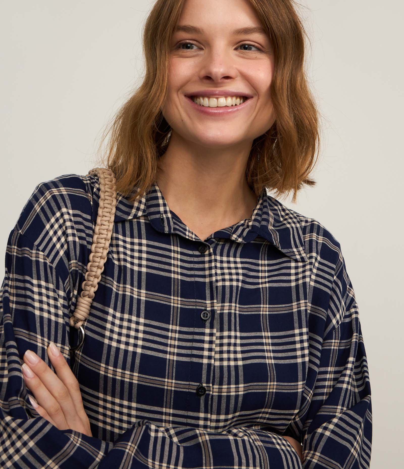 Camisa Cropped em Chalis com Estampa Xadrez Azul 3