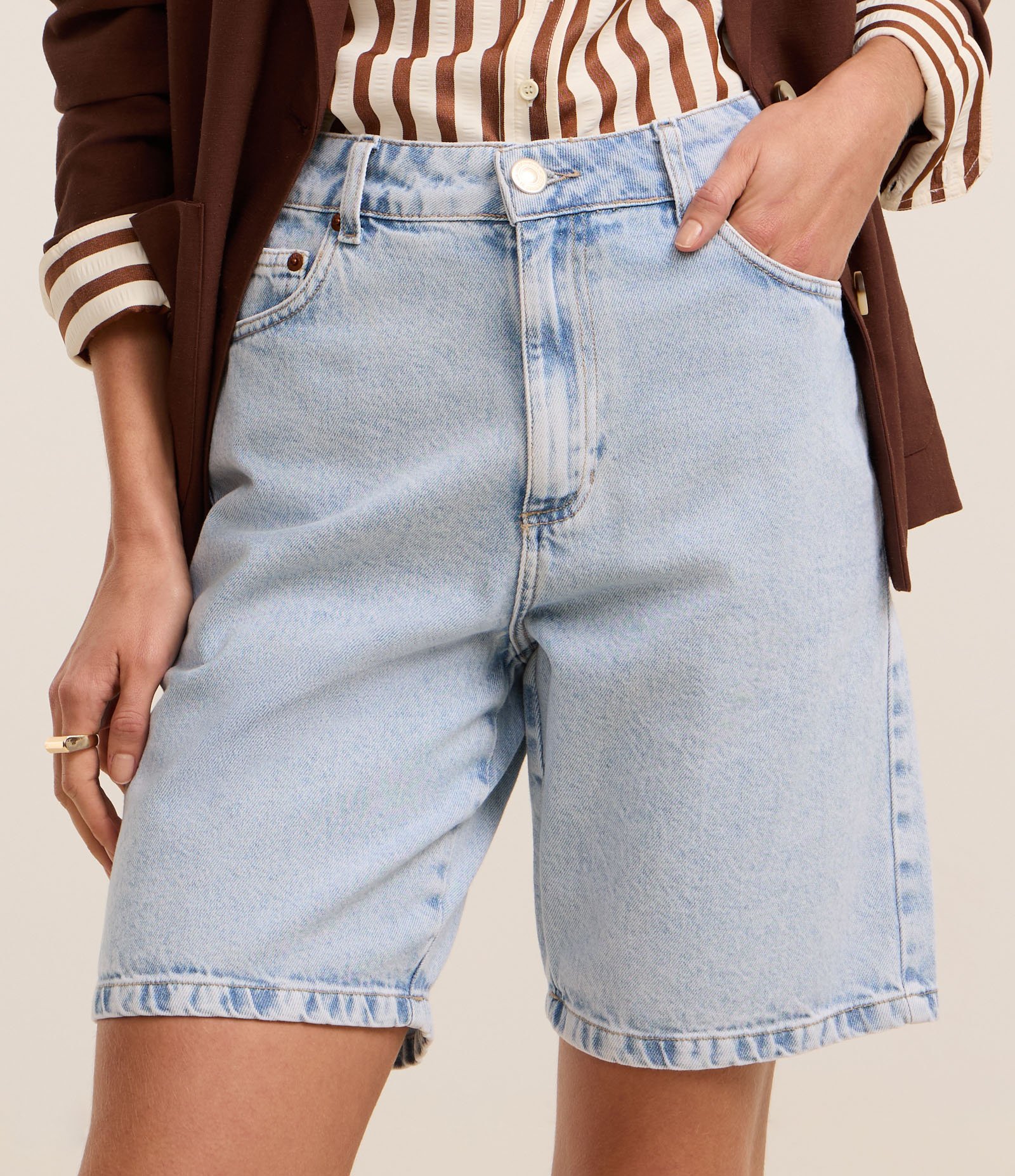 Bermuda Regular em Jeans com Cintura Alta Claro 3