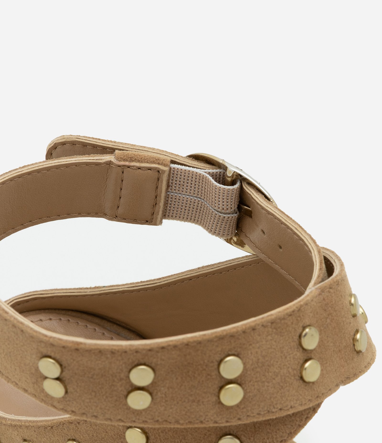 Sandália em Material Sintético com Tachinhas Aplicadas Marrom 3