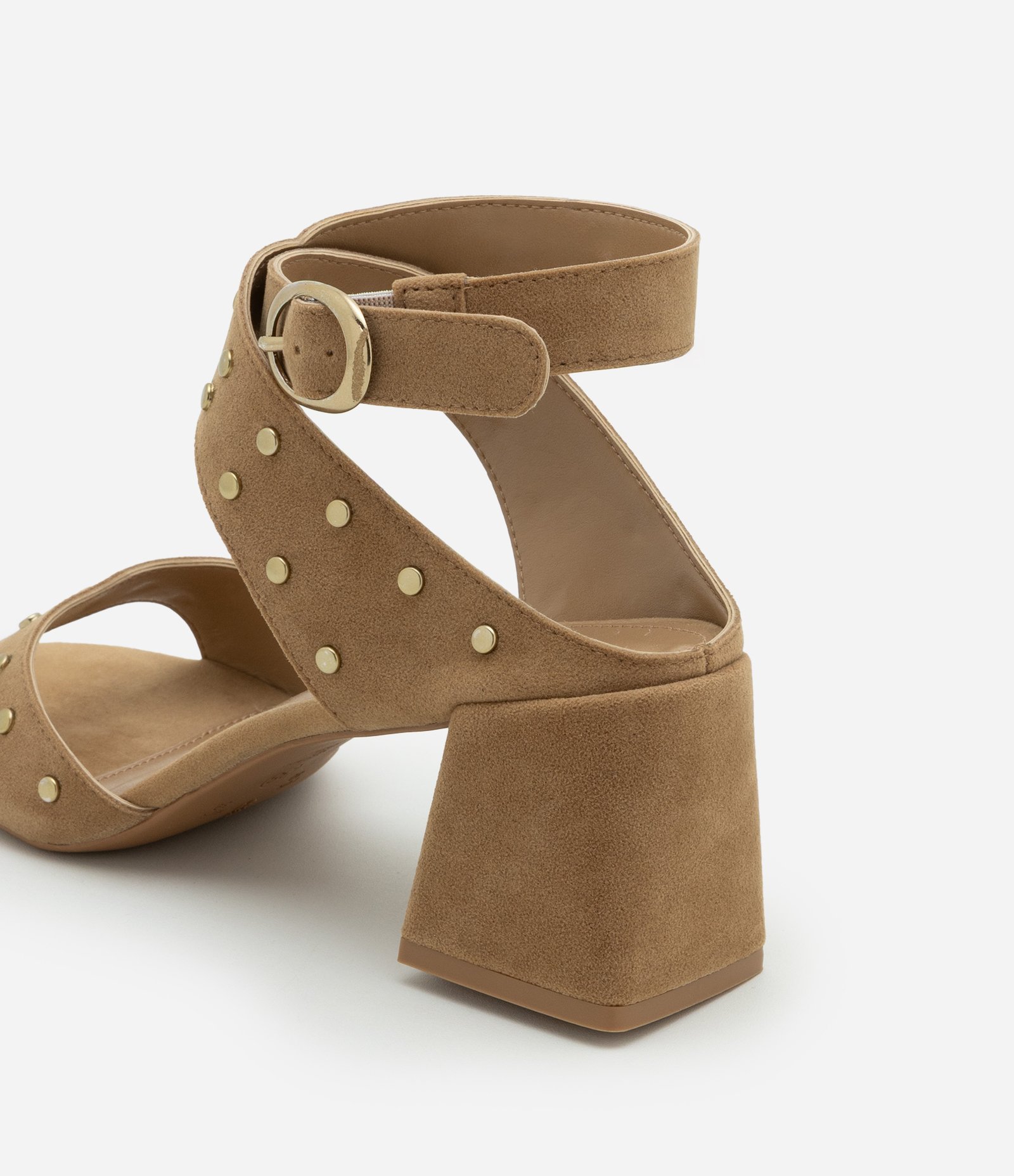 Sandália em Material Sintético com Tachinhas Aplicadas Marrom 4