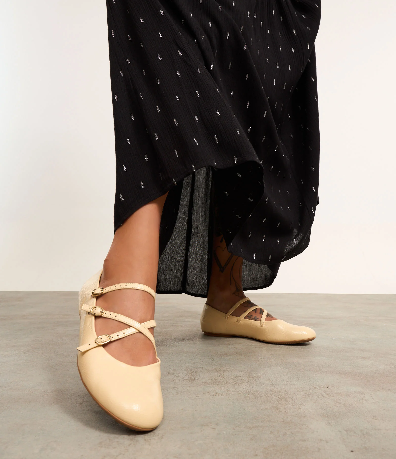 Sapatilha em PU com 03 Tiras e Fivelas Amarelo 1