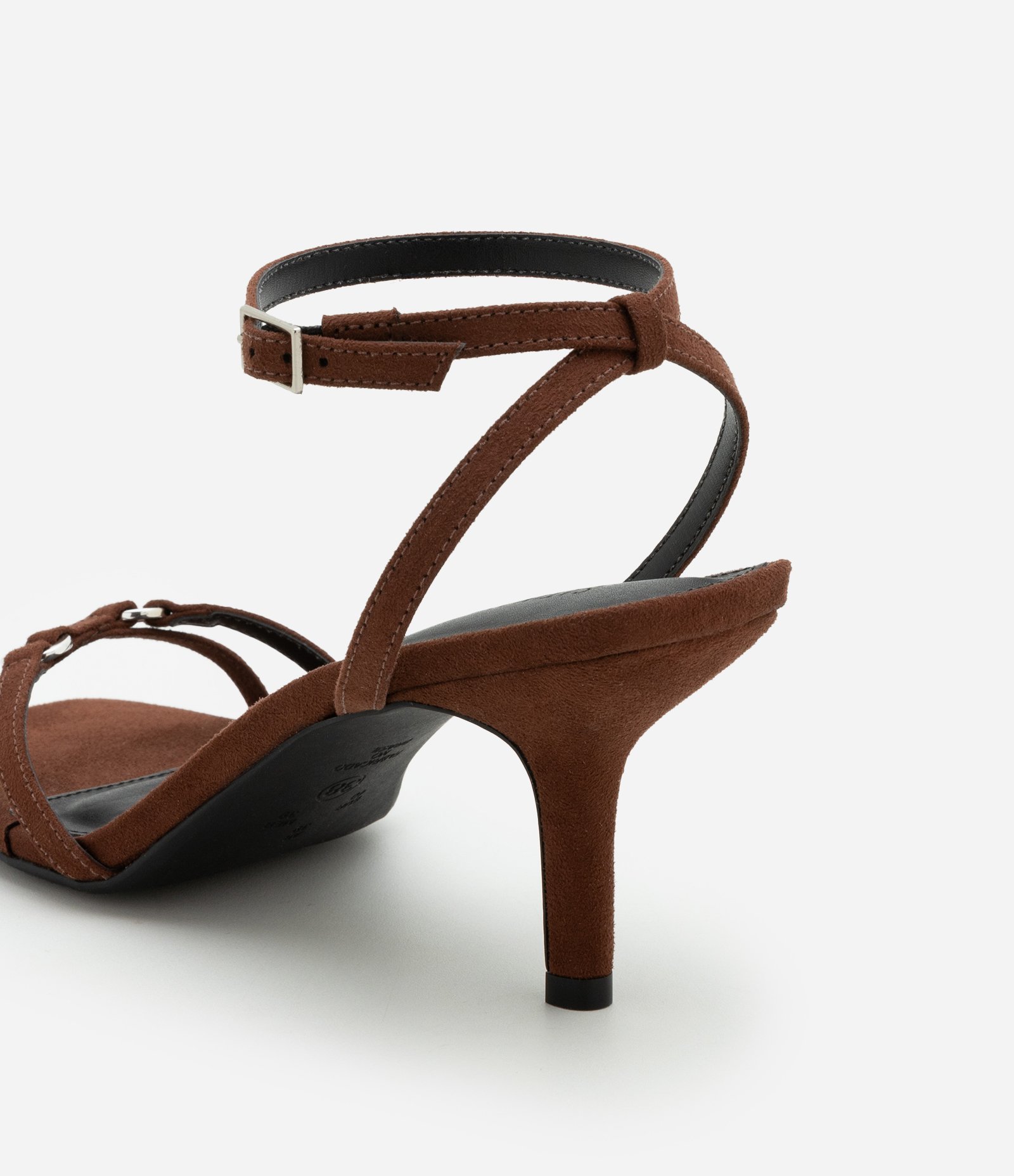 Sandália com Tiras Finas e Detalhes de Argolinhas Marrom 4