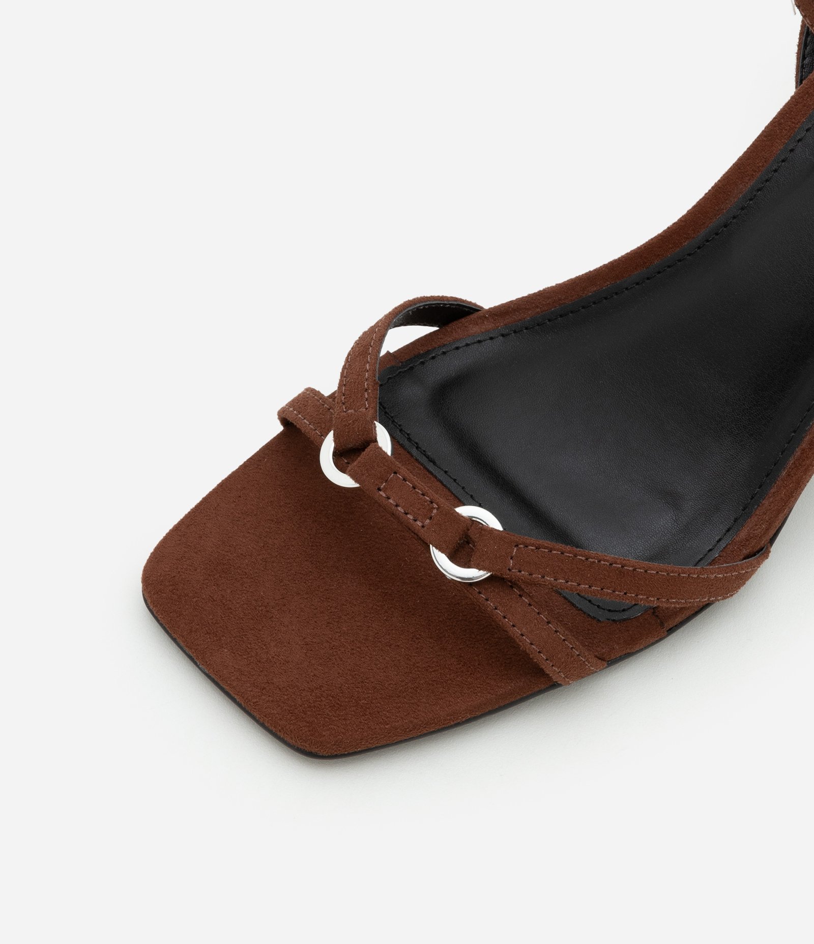 Sandália com Tiras Finas e Detalhes de Argolinhas Marrom 6