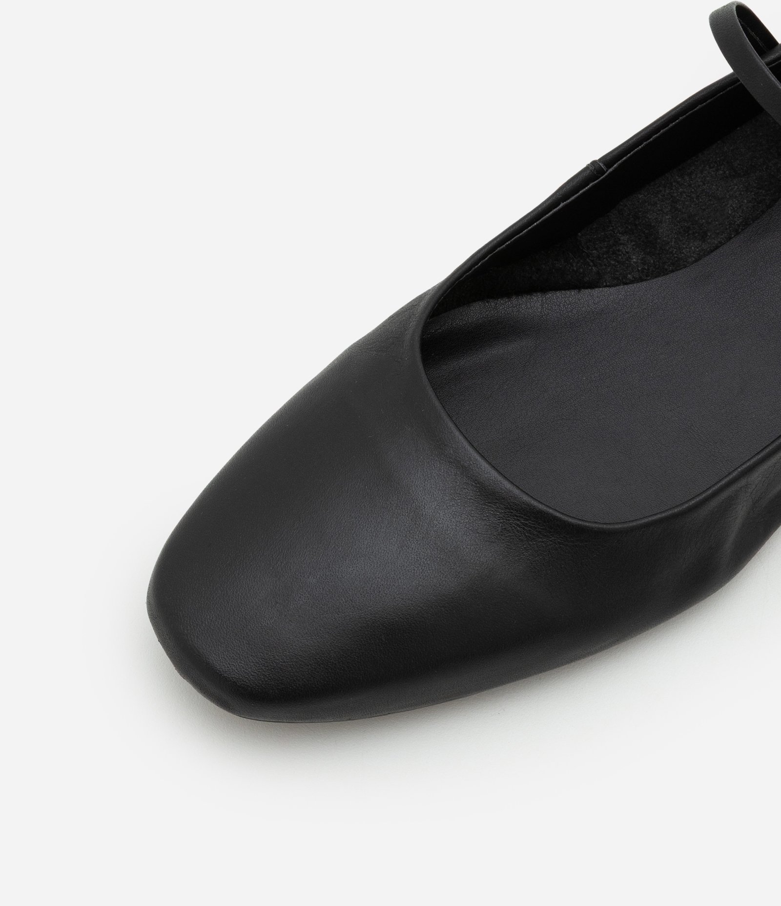 Sapatilha em Couro com Laço no Calcanhar Preto 4