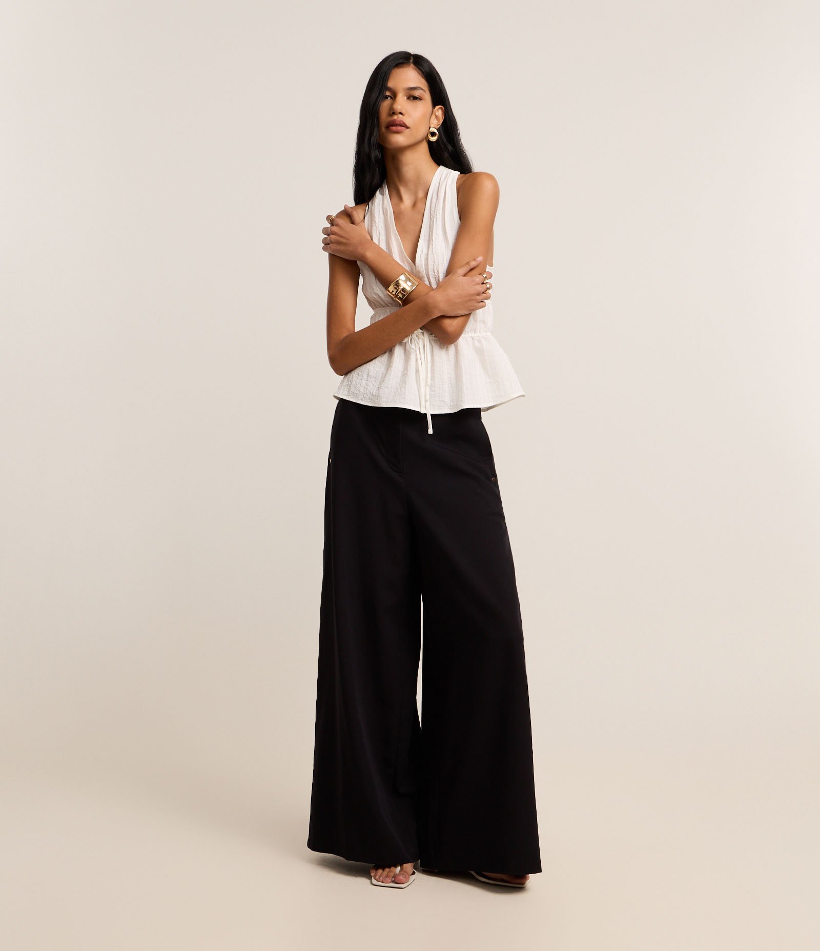 Calça Pantalona Alfaiataria com Cinto e Fivela de Metal Preto 1