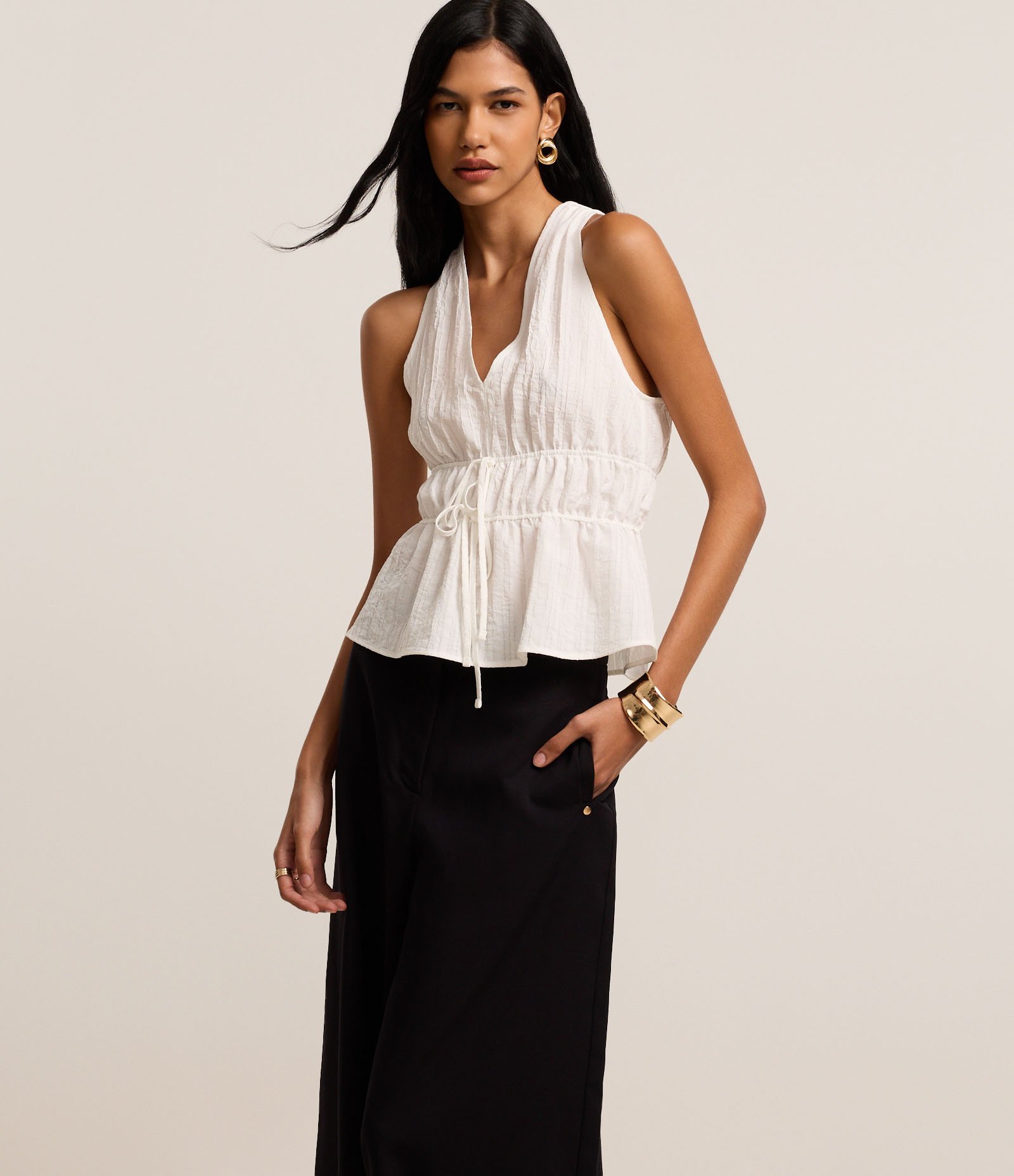 Calça Pantalona Alfaiataria com Cinto e Fivela de Metal Preto 2