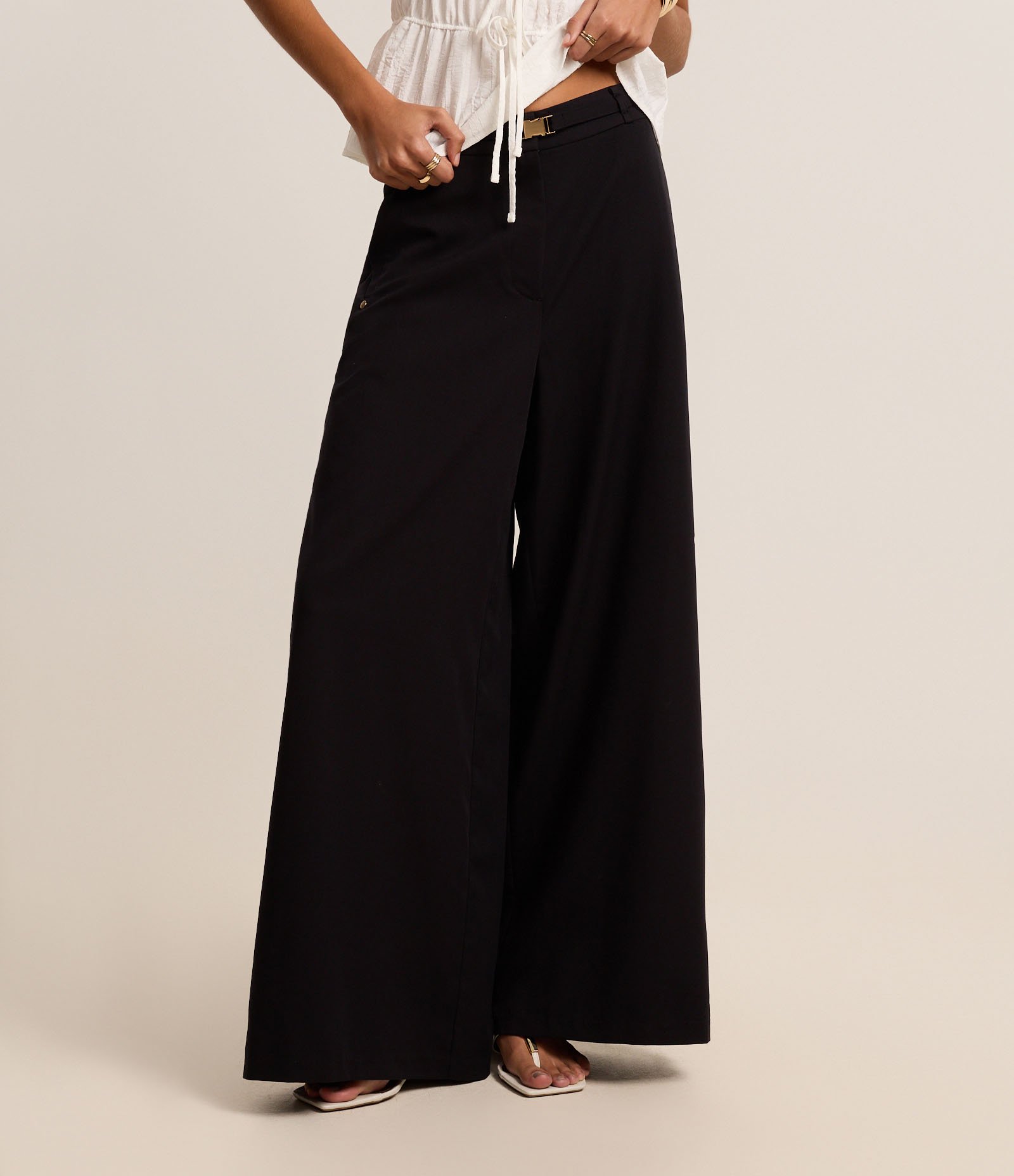 Calça Pantalona Alfaiataria com Cinto e Fivela de Metal Preto 3