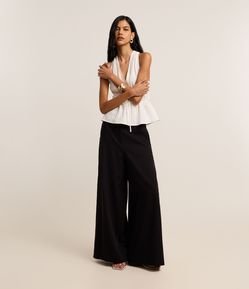 Calça Pantalona Alfaiataria com Cinto e Fivela de Metal