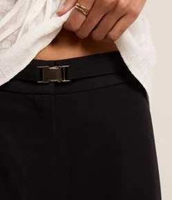 Calça Pantalona Alfaiataria com Cinto e Fivela de Metal