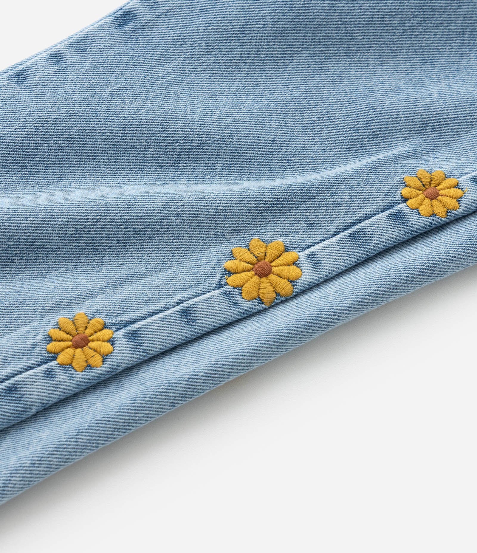 Jardineira Infantil em Jeans com Margaridas Bordadas nas Laterais - Tam 1 a 6 Anos Azul 3